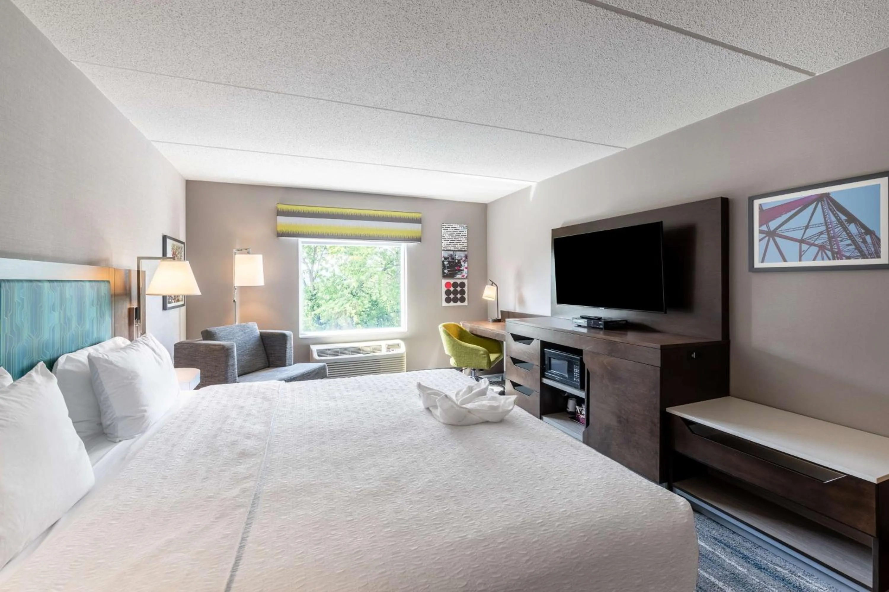 Bed in Hampton Inn & Suites Poughkeepsie