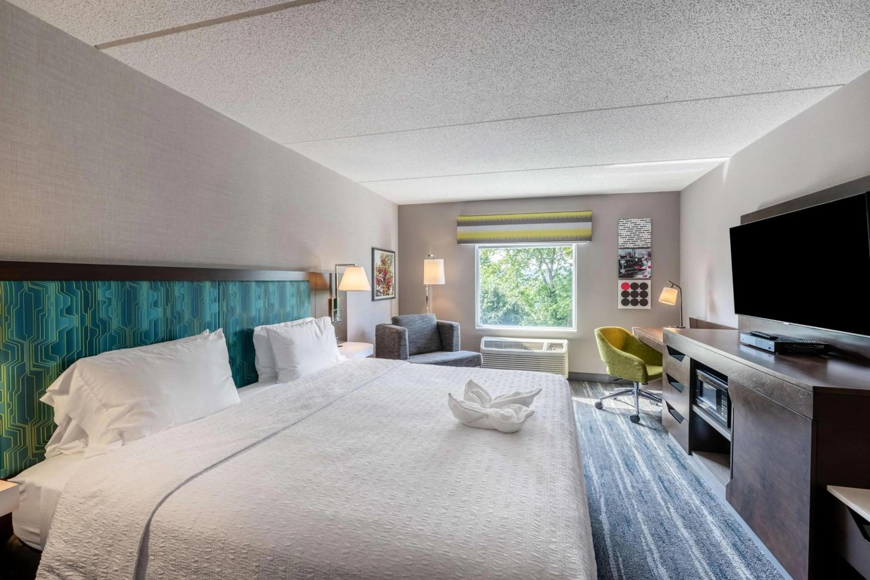 Bed in Hampton Inn & Suites Poughkeepsie