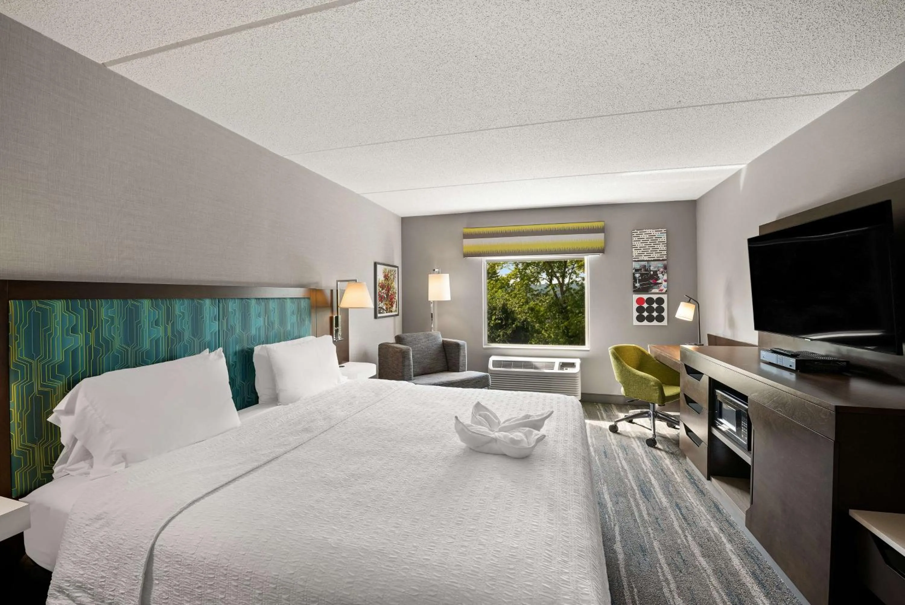 Bed in Hampton Inn & Suites Poughkeepsie