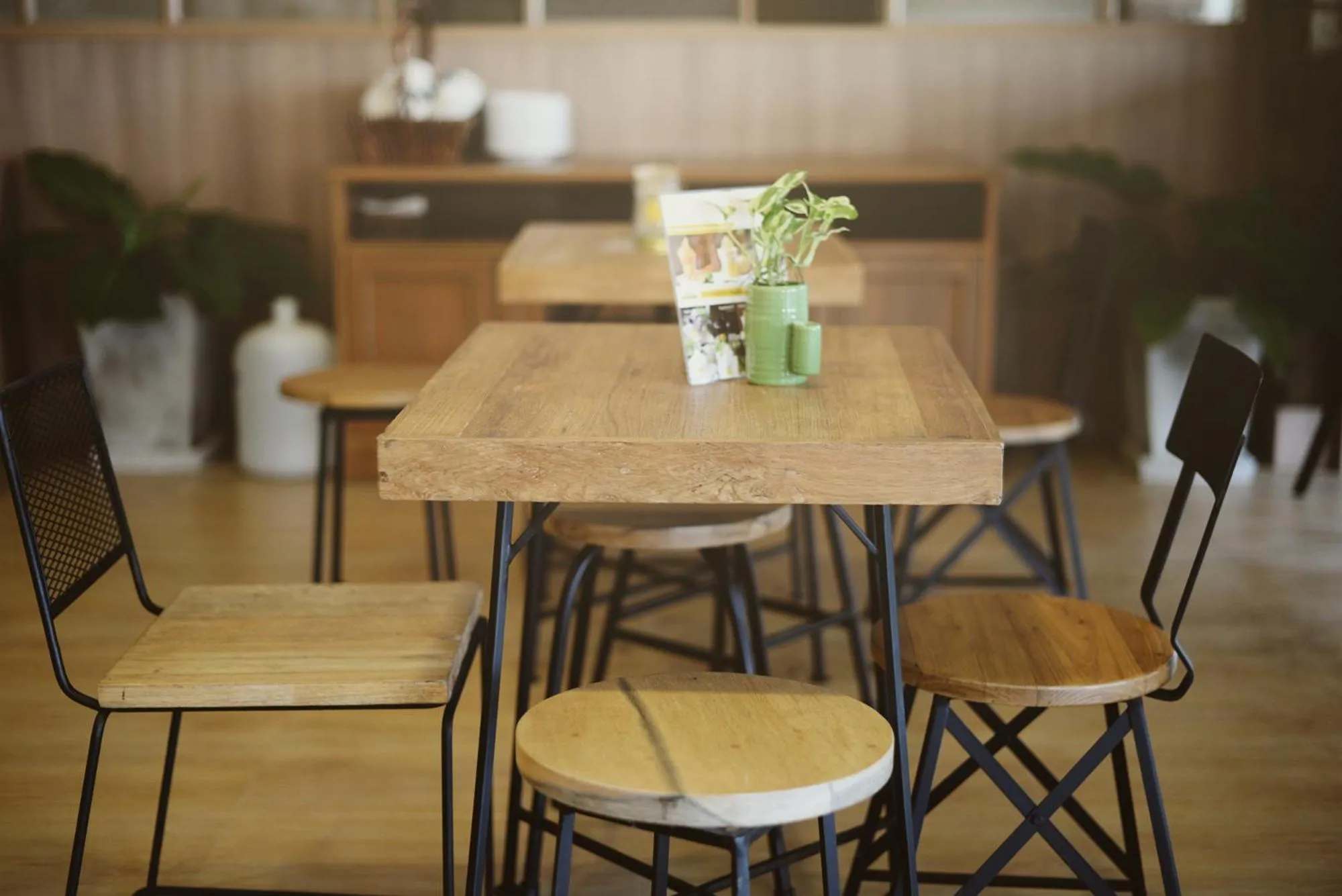 Restaurant/places to eat in Link Mansion