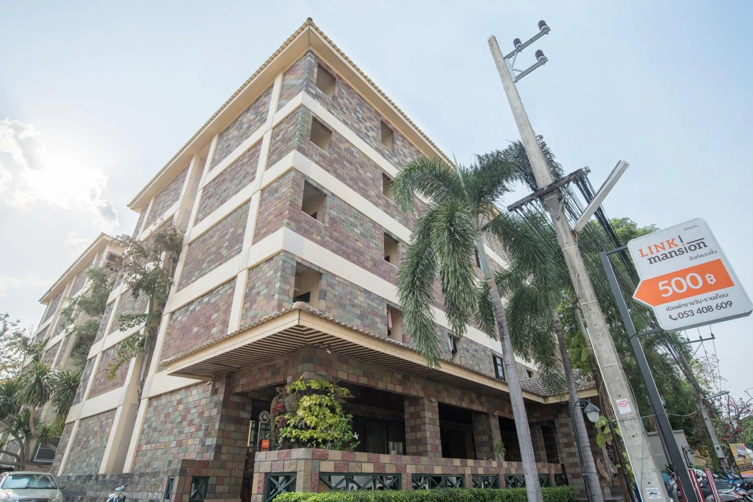 Facade/entrance in Link Mansion