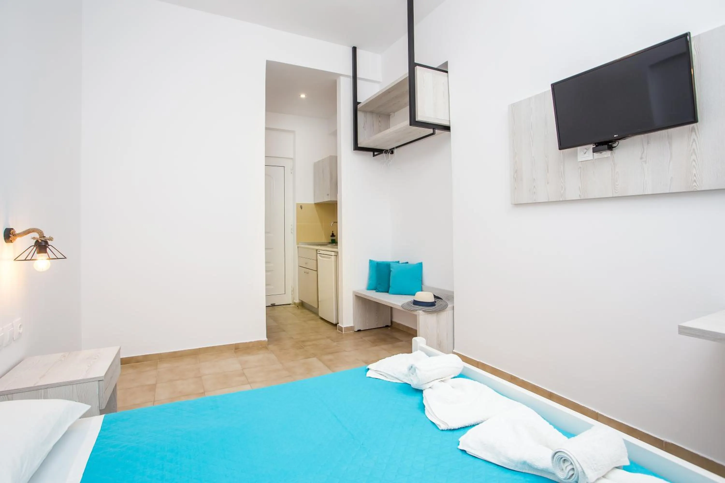 Photo of the whole room, Bed in Stay Helios