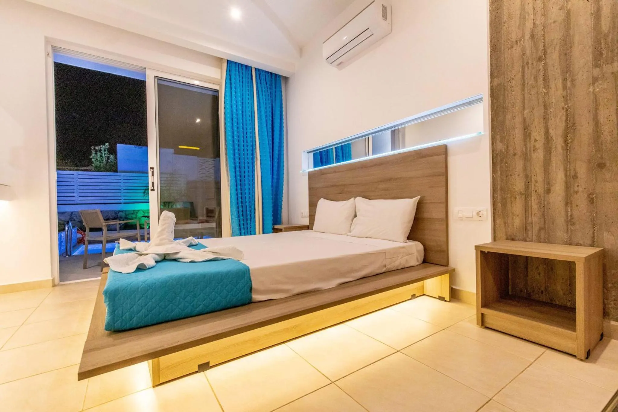 Photo of the whole room, Bed in Stay Helios