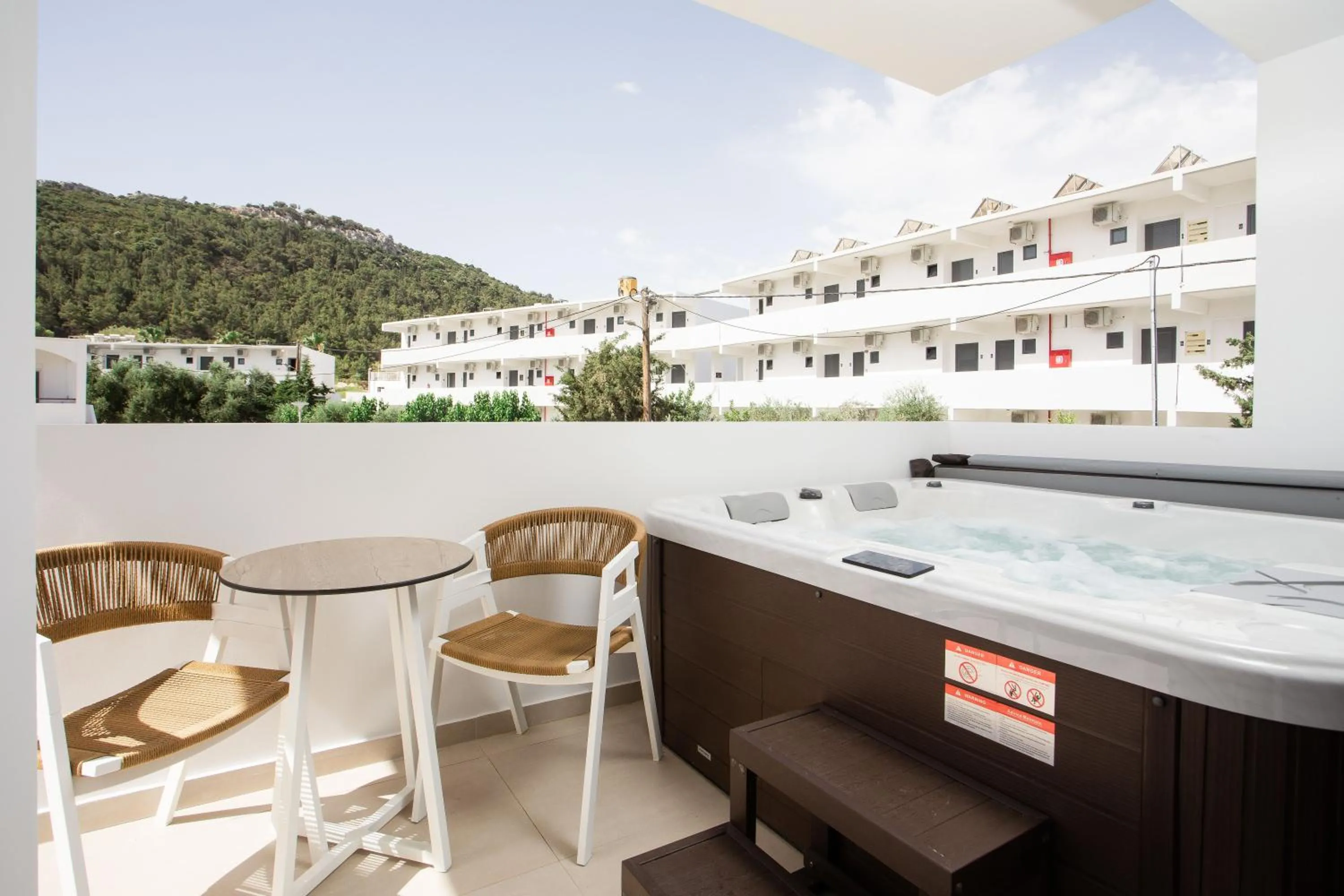 Hot Tub in Stay Helios