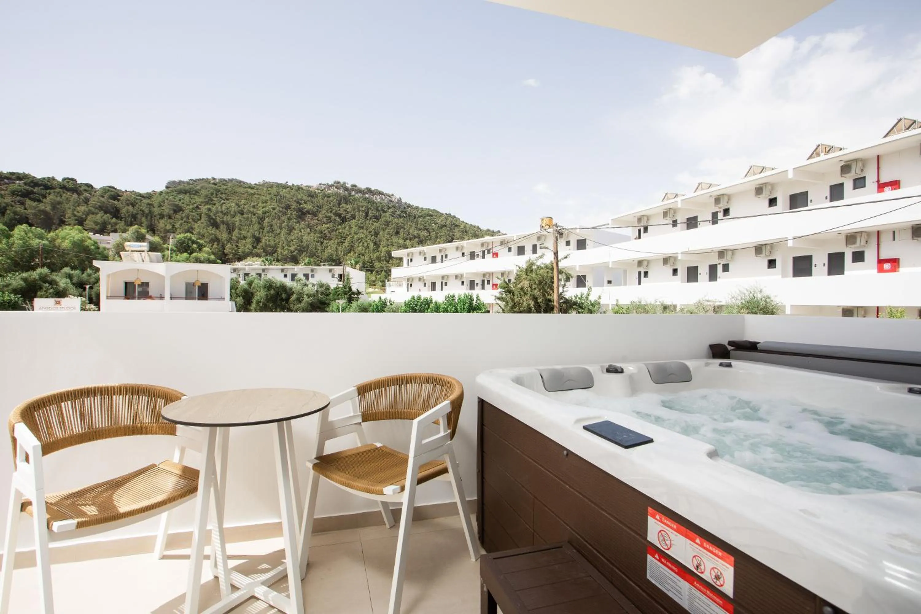 Hot Tub in Stay Helios