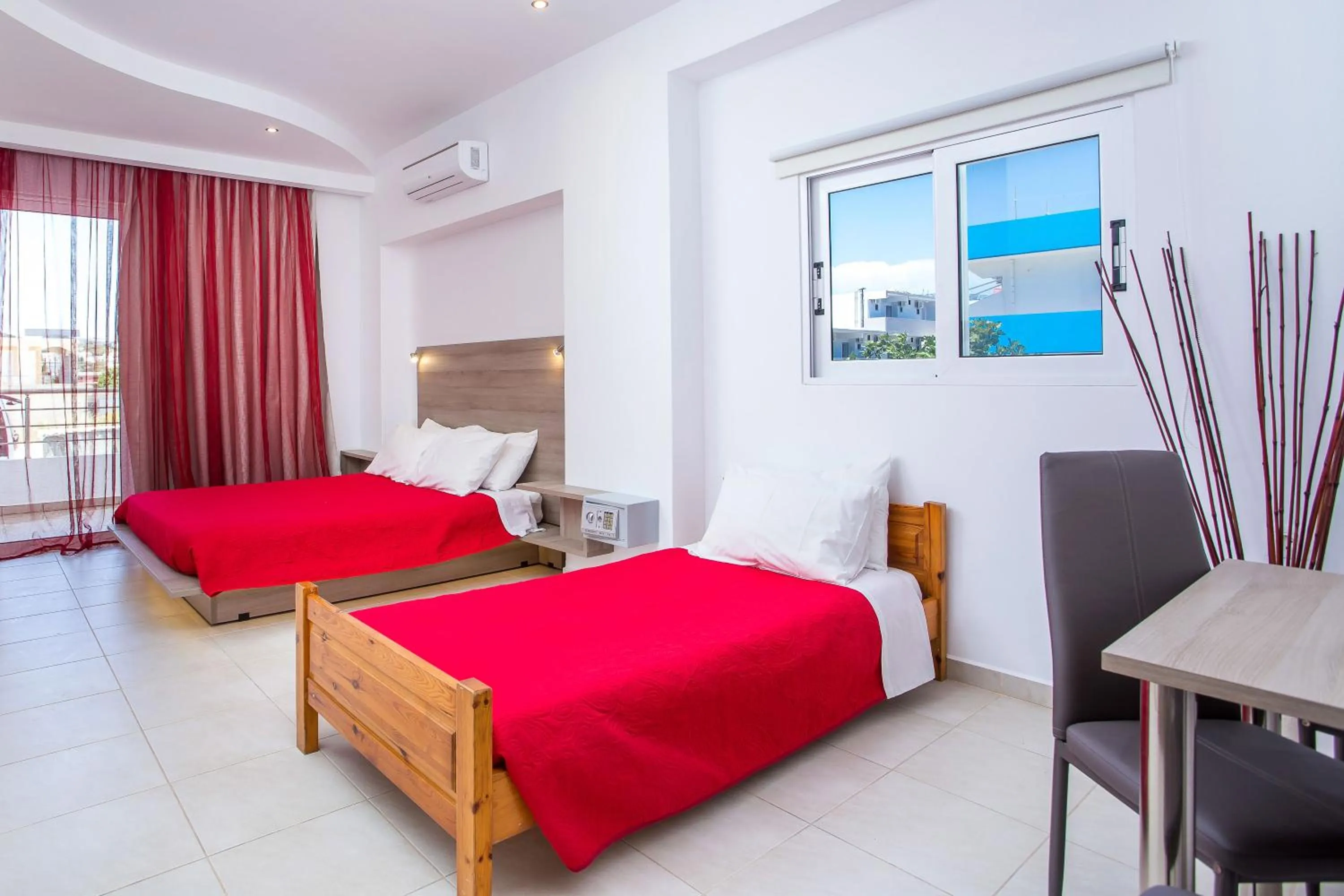 Photo of the whole room, Bed in Stay Helios