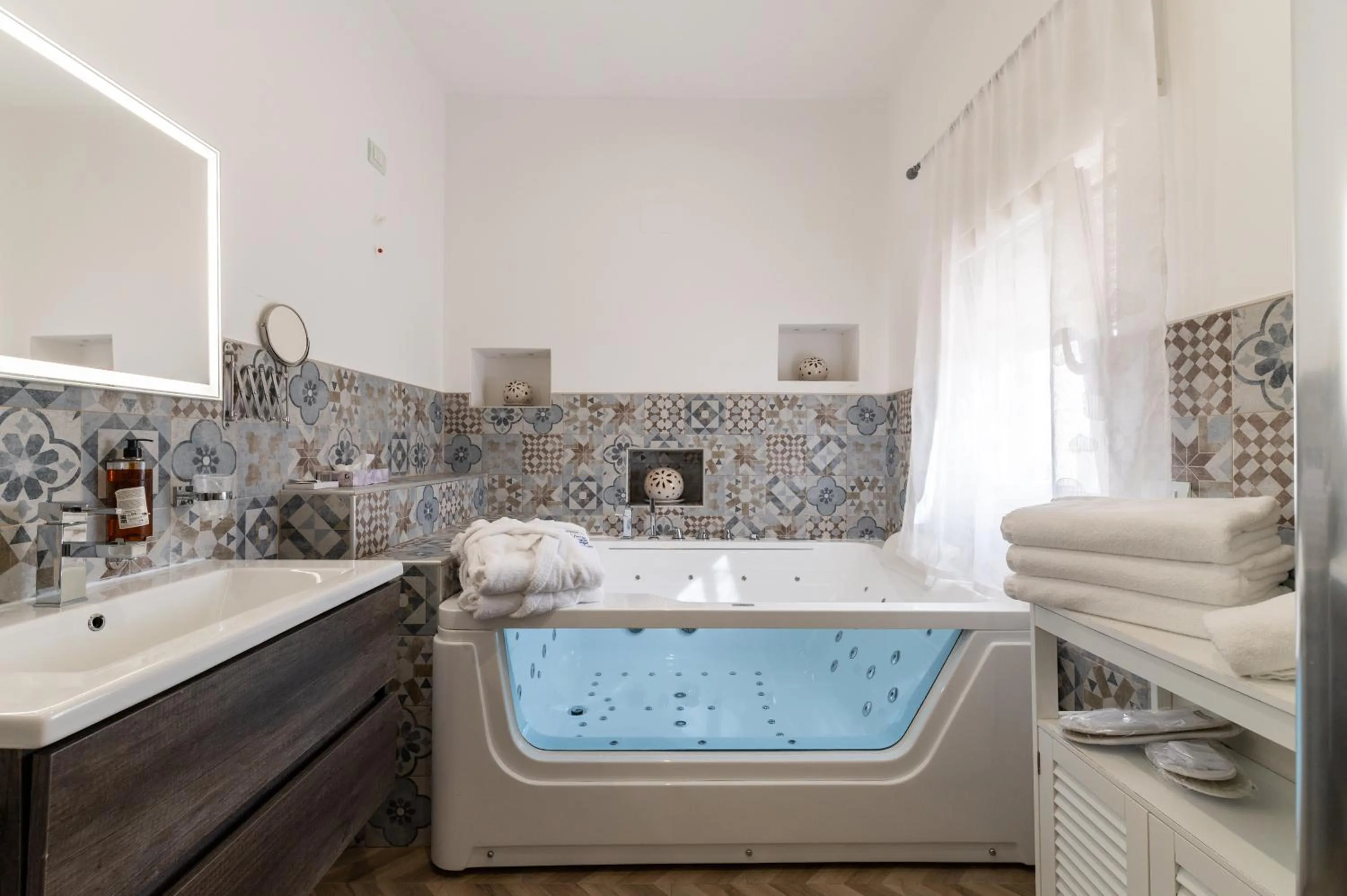 Hot Tub in La Terrazza Sulla Rupe Relais