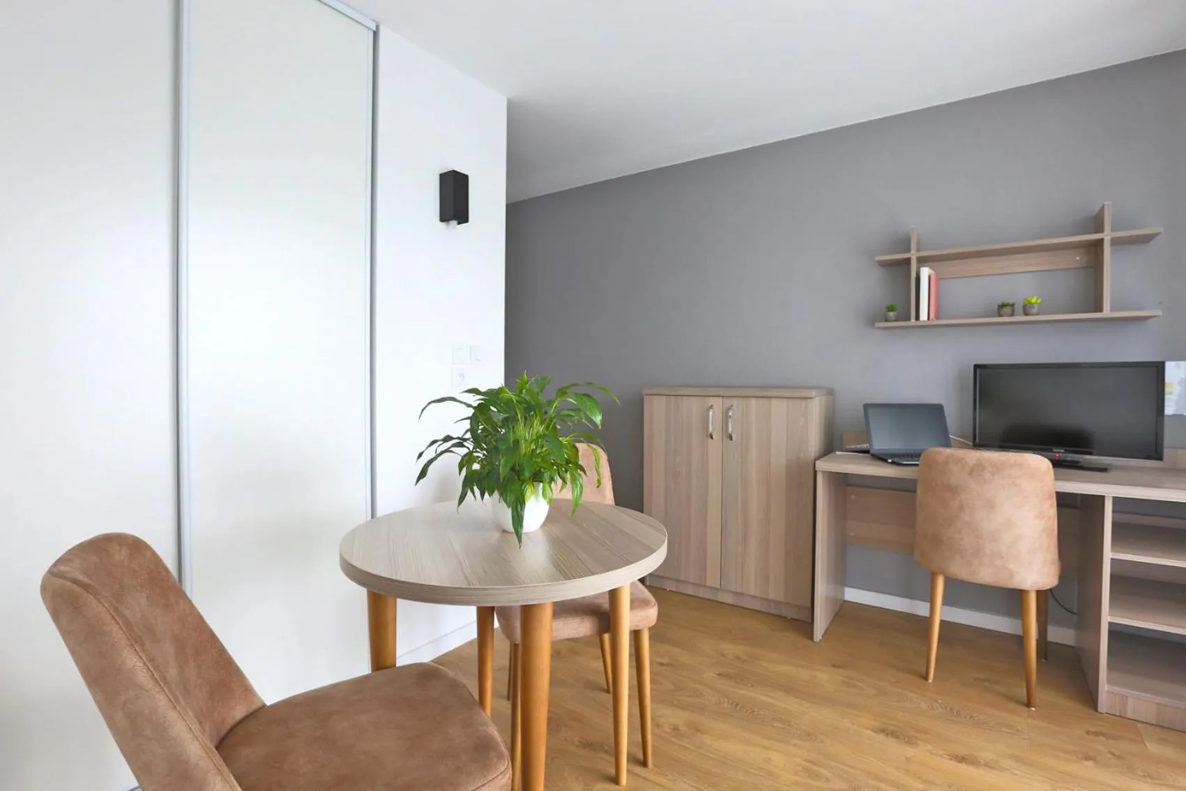 TV and multimedia in KOSY Appart'Hôtels - La Maison Des Chercheurs