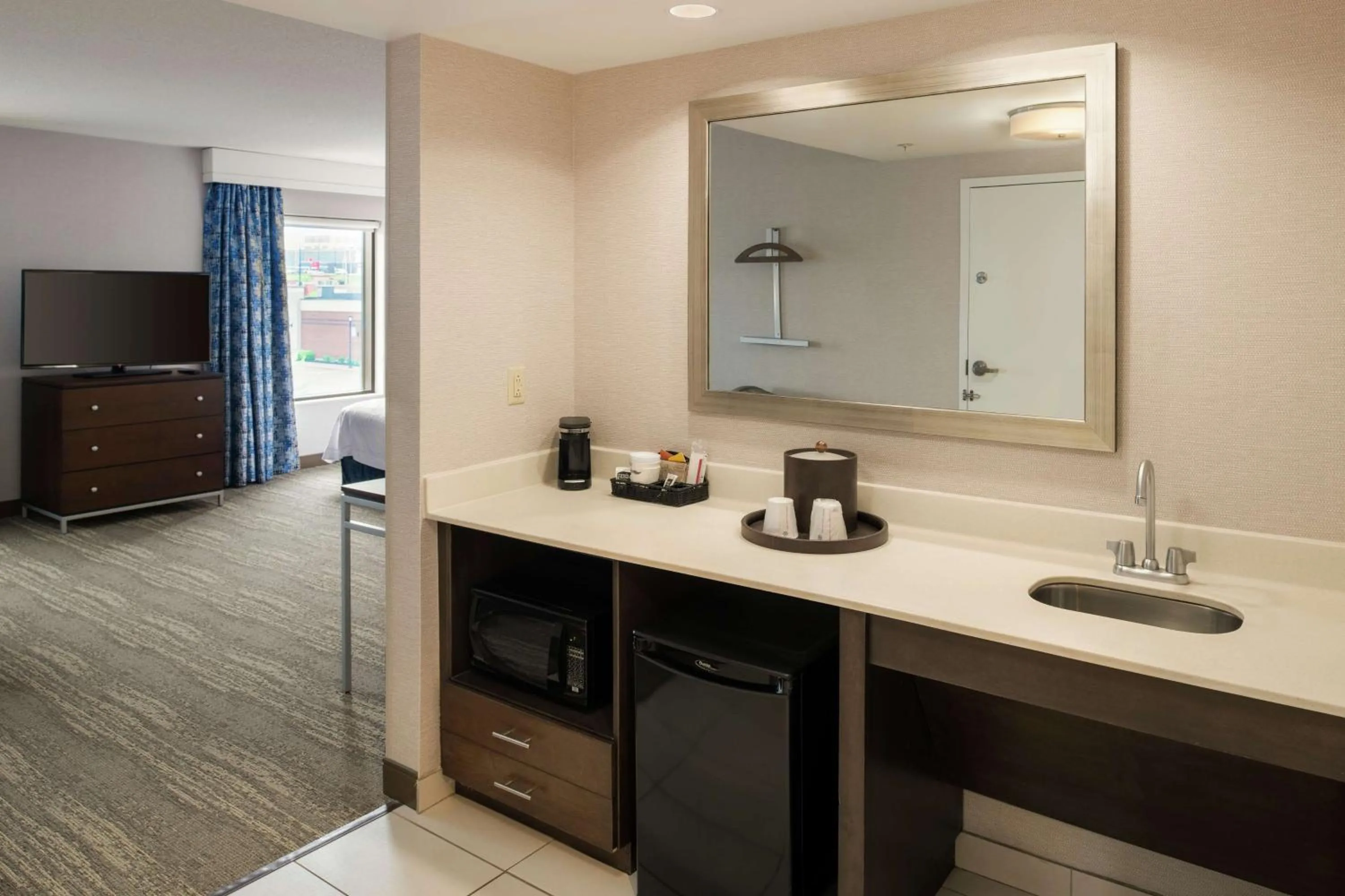 TV and multimedia in Hampton Inn & Suites by Hilton Dartmouth - Halifax