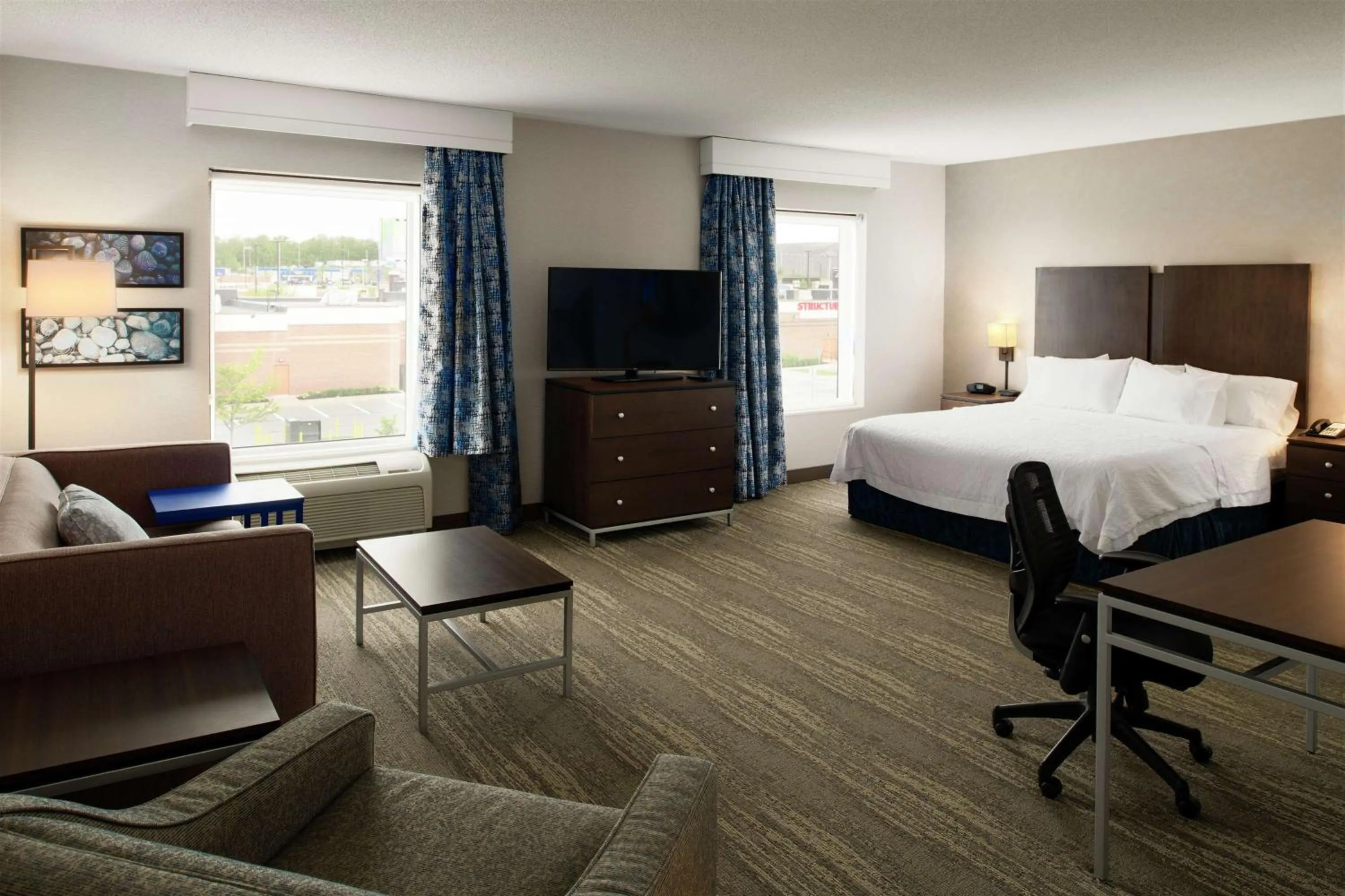 Bed in Hampton Inn & Suites by Hilton Dartmouth - Halifax