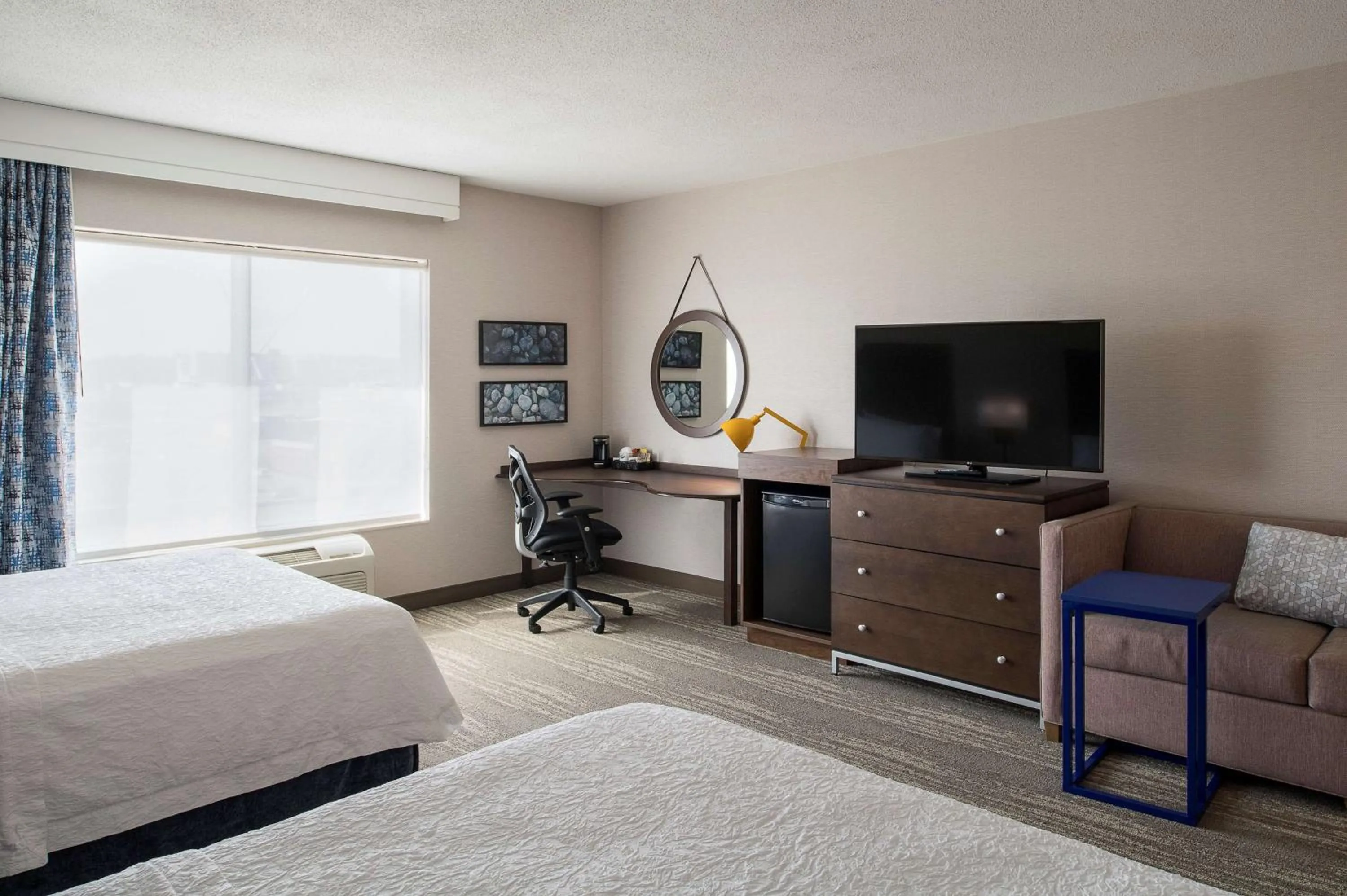 Bed in Hampton Inn & Suites by Hilton Dartmouth - Halifax