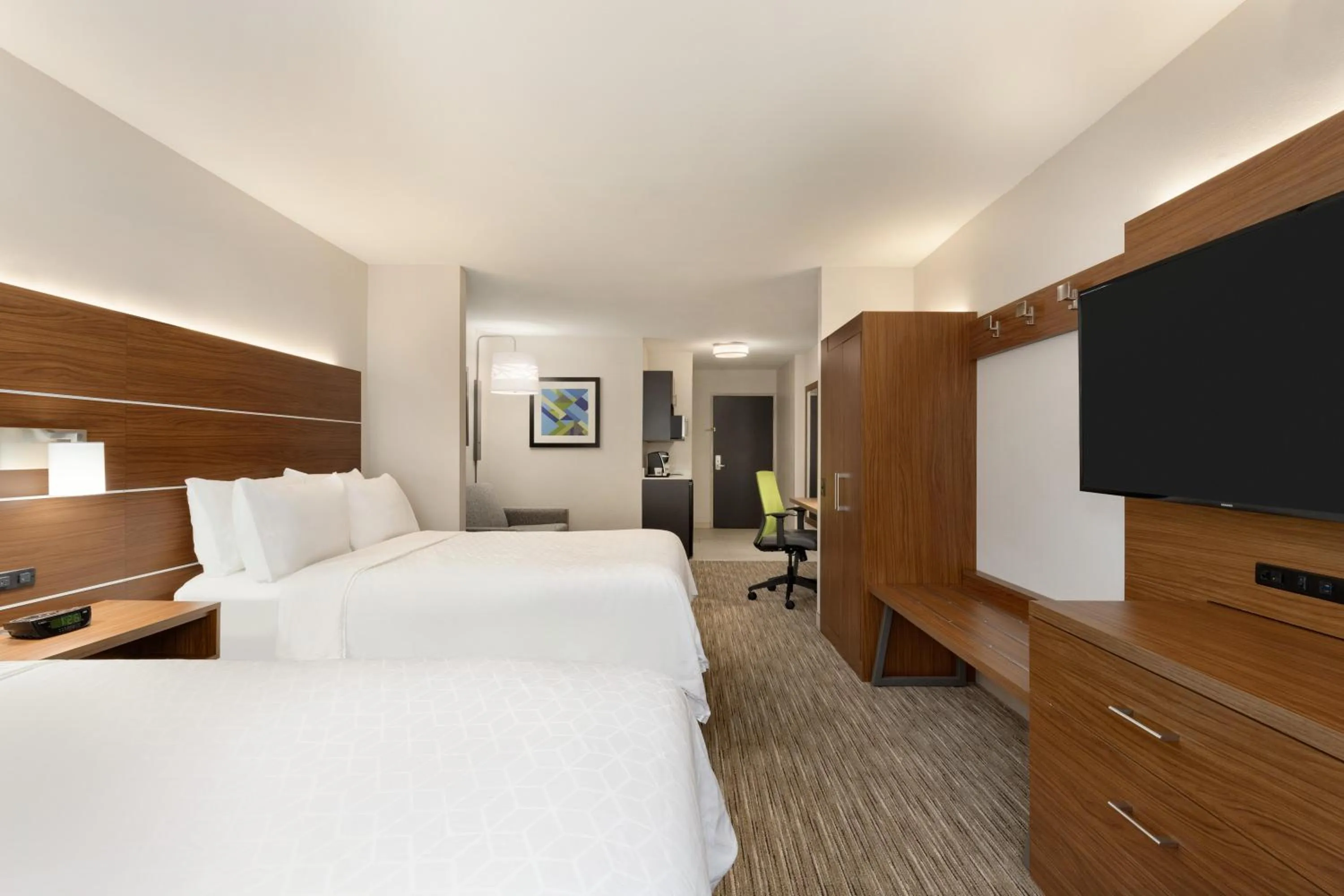 Photo of the whole room, Bed in Holiday Inn Express Hotel & Suites Auburn - University Area by IHG