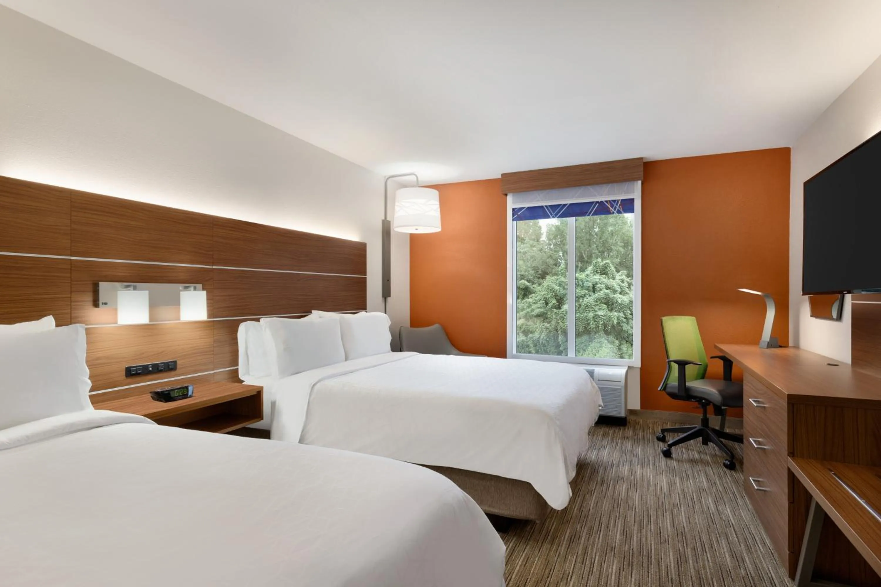 Photo of the whole room, Bed in Holiday Inn Express Hotel & Suites Auburn - University Area by IHG
