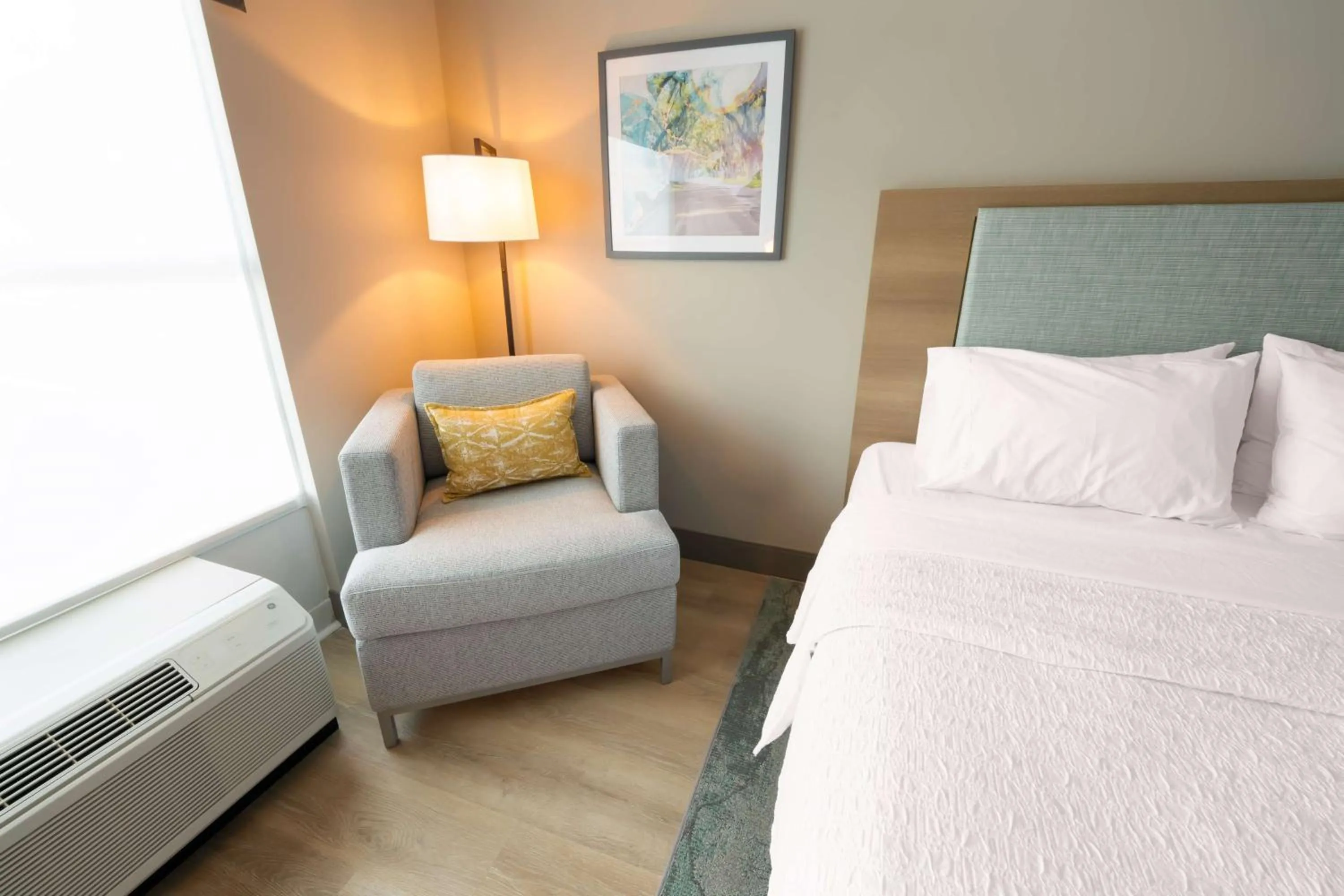 Living room, Bed in Holiday Inn St. Augustine - Historic, an IHG Hotel