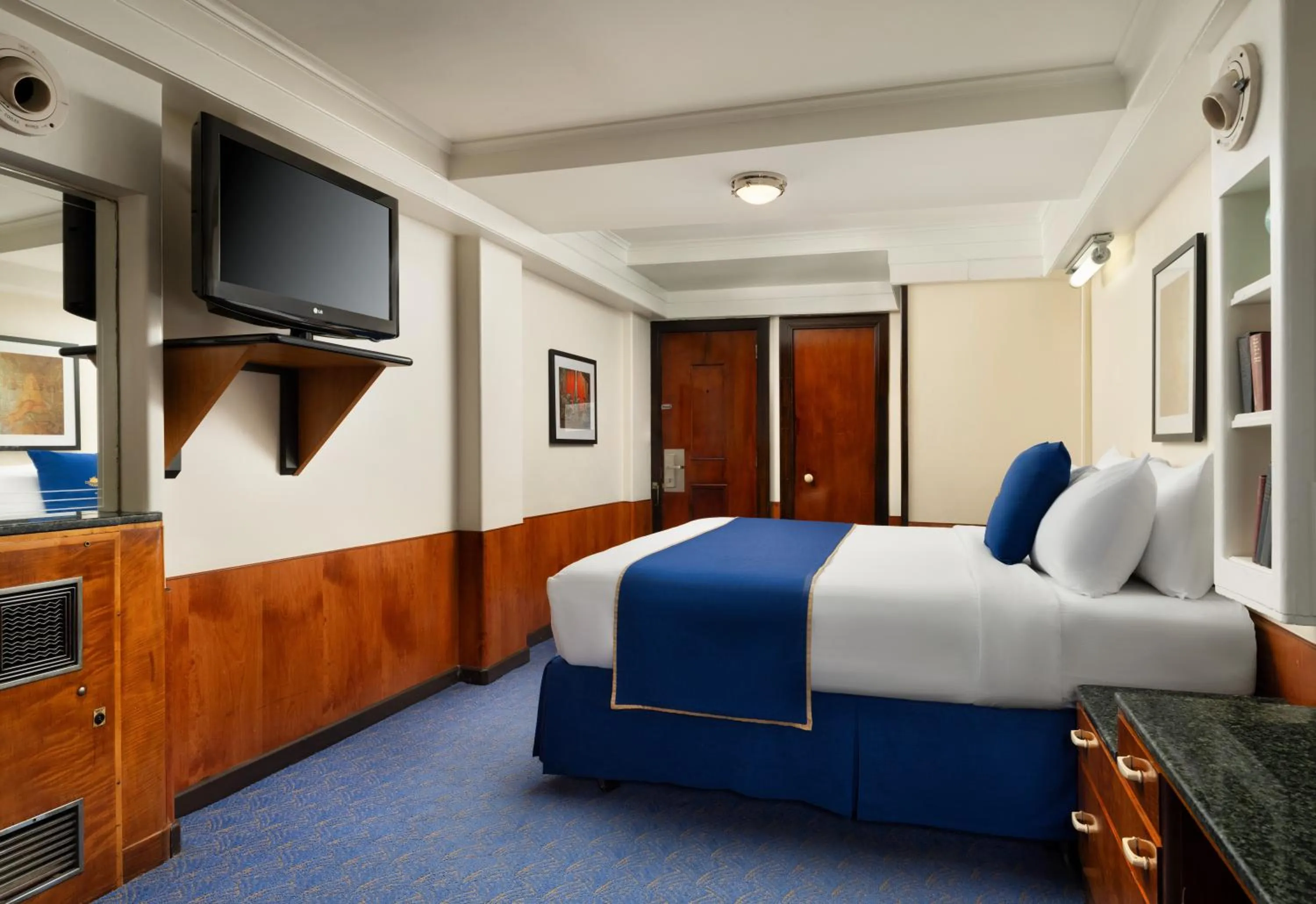 Bedroom, Bed in The Queen Mary