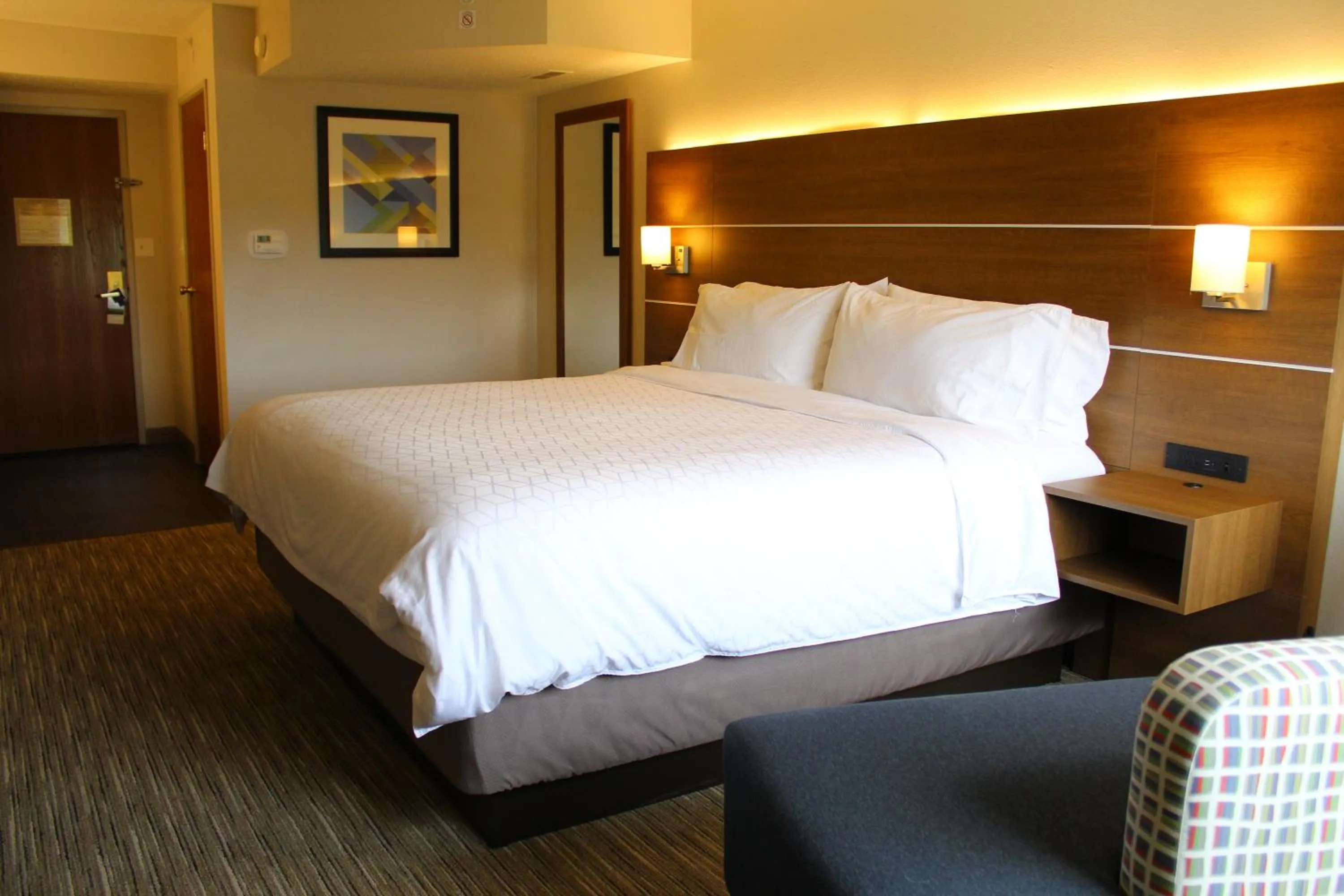 Bedroom, Bed in Holiday Inn Express Murrysville - Delmont by IHG