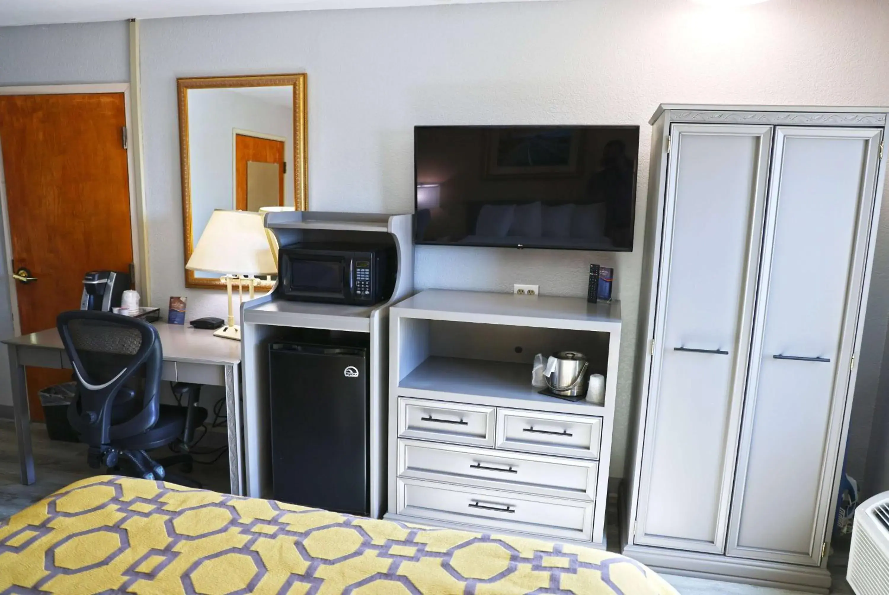 1 Queen Bed, Mobility Accessible Room, Bathtub w/ Grab Bars, Non-Smoking in Baymont by Wyndham Barstow Historic Route 66 1 Queen Bed, Mobility Accessible Room, Bathtub w/ Grab Bars, Non-Smoking in Baymont by Wyndham Barstow Historic Route 66
