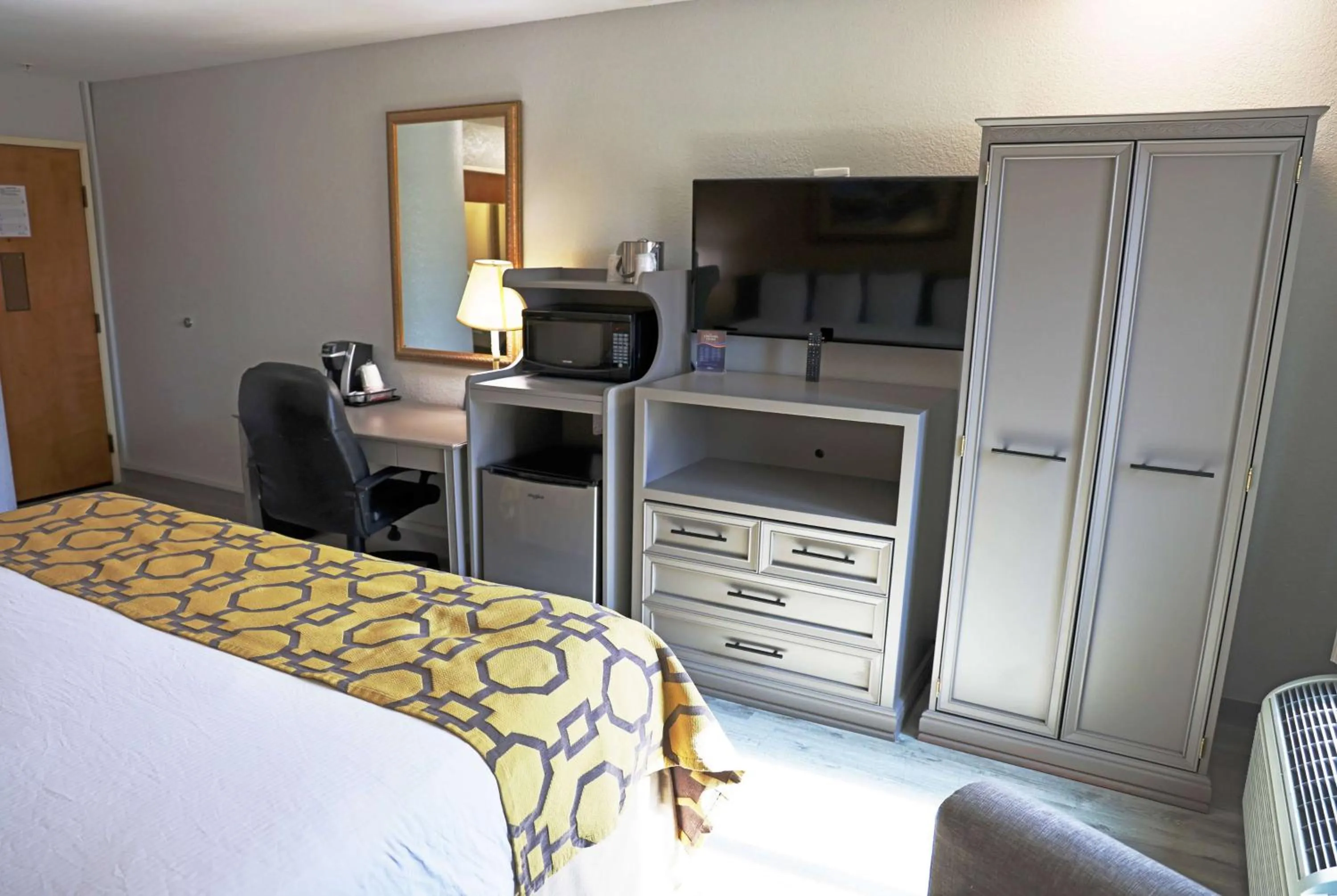 Photo of the whole room, Bed in Baymont by Wyndham Barstow Historic Route 66