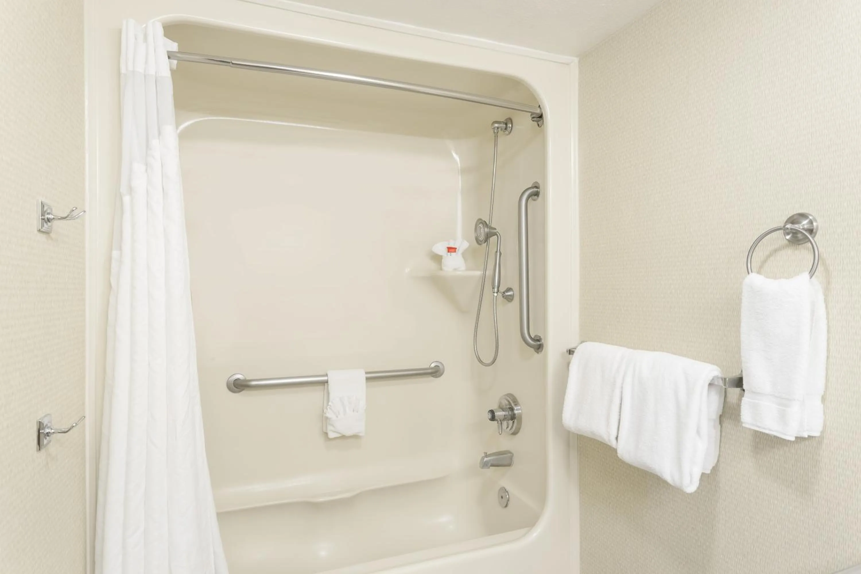 Bath in Baymont by Wyndham Barstow Historic Route 66