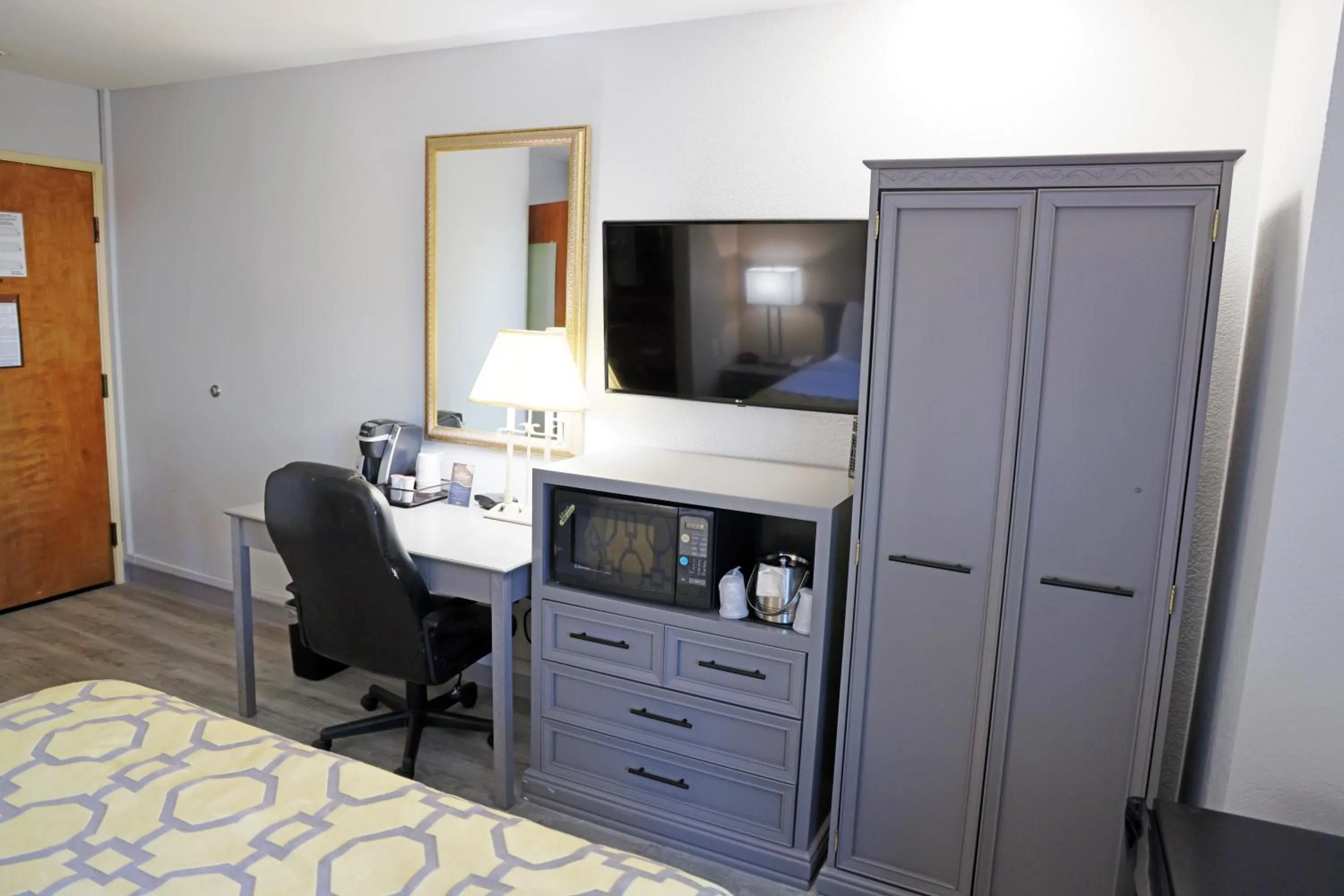 TV and multimedia, Bed in Baymont by Wyndham Barstow Historic Route 66