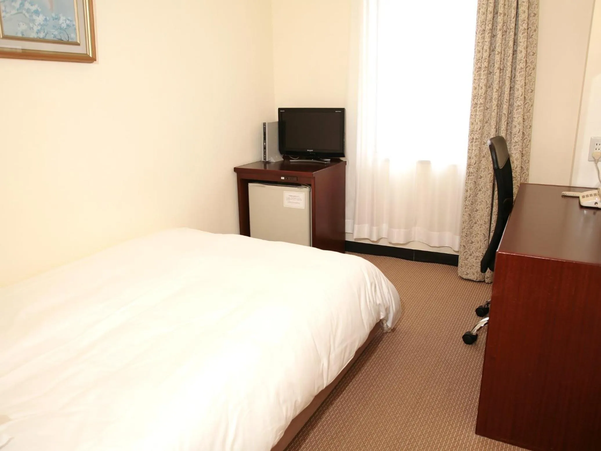 Bed, TV/Entertainment Center in Hotel New Tanaka