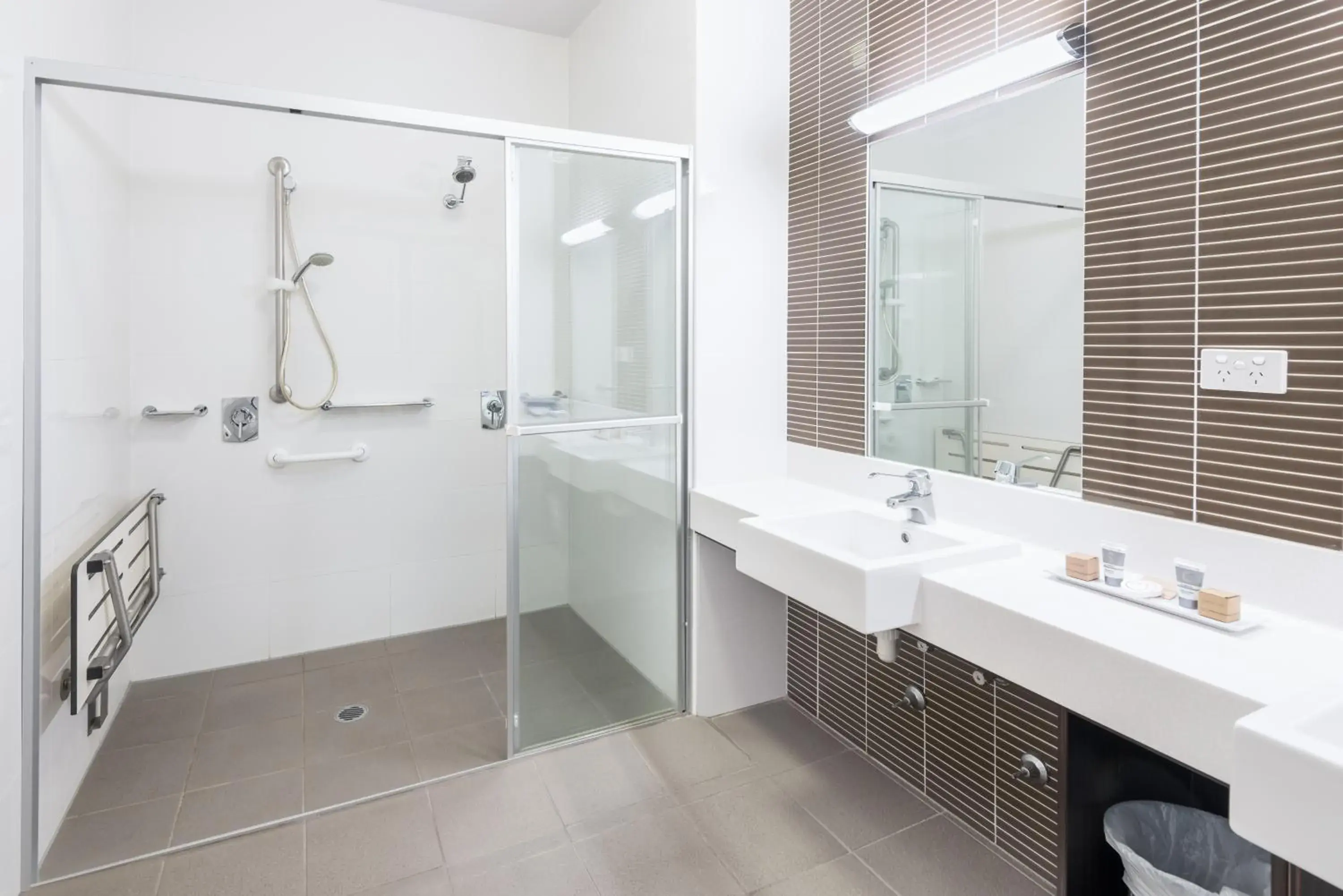 Queen Room with Two Queen Beds - Disability Access in Macquarie 4 Star Queen Room with Two Queen Beds - Disability Access in Macquarie 4 Star