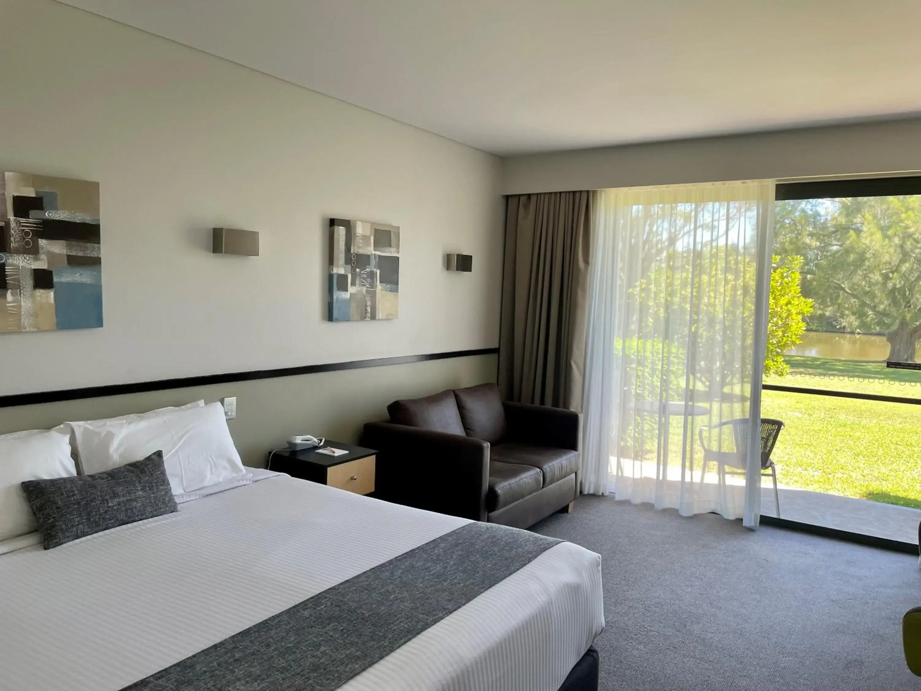King Room - Disability Access in Macquarie 4 Star King Room - Disability Access in Macquarie 4 Star