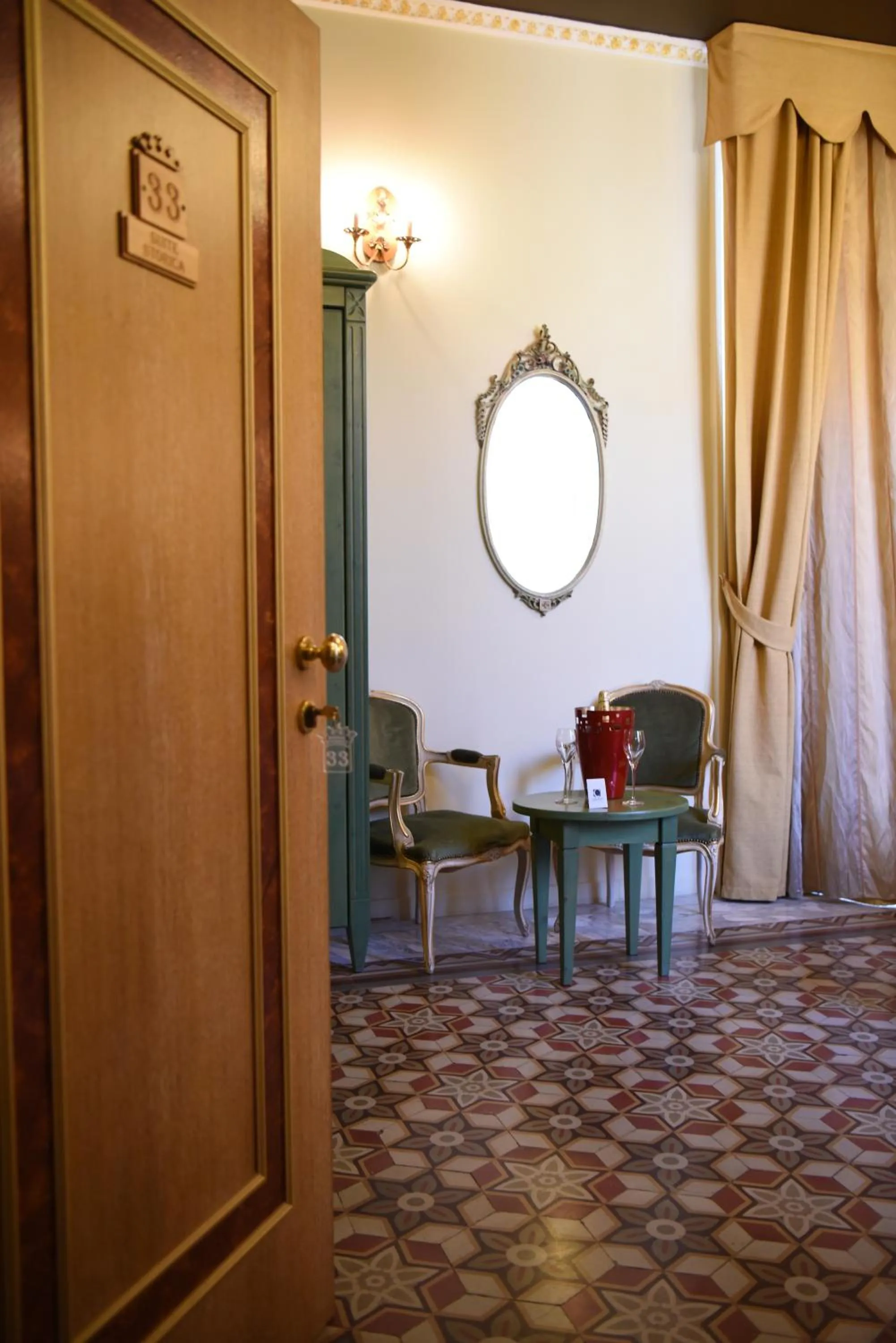 Photo of the whole room in Hotel Federico II