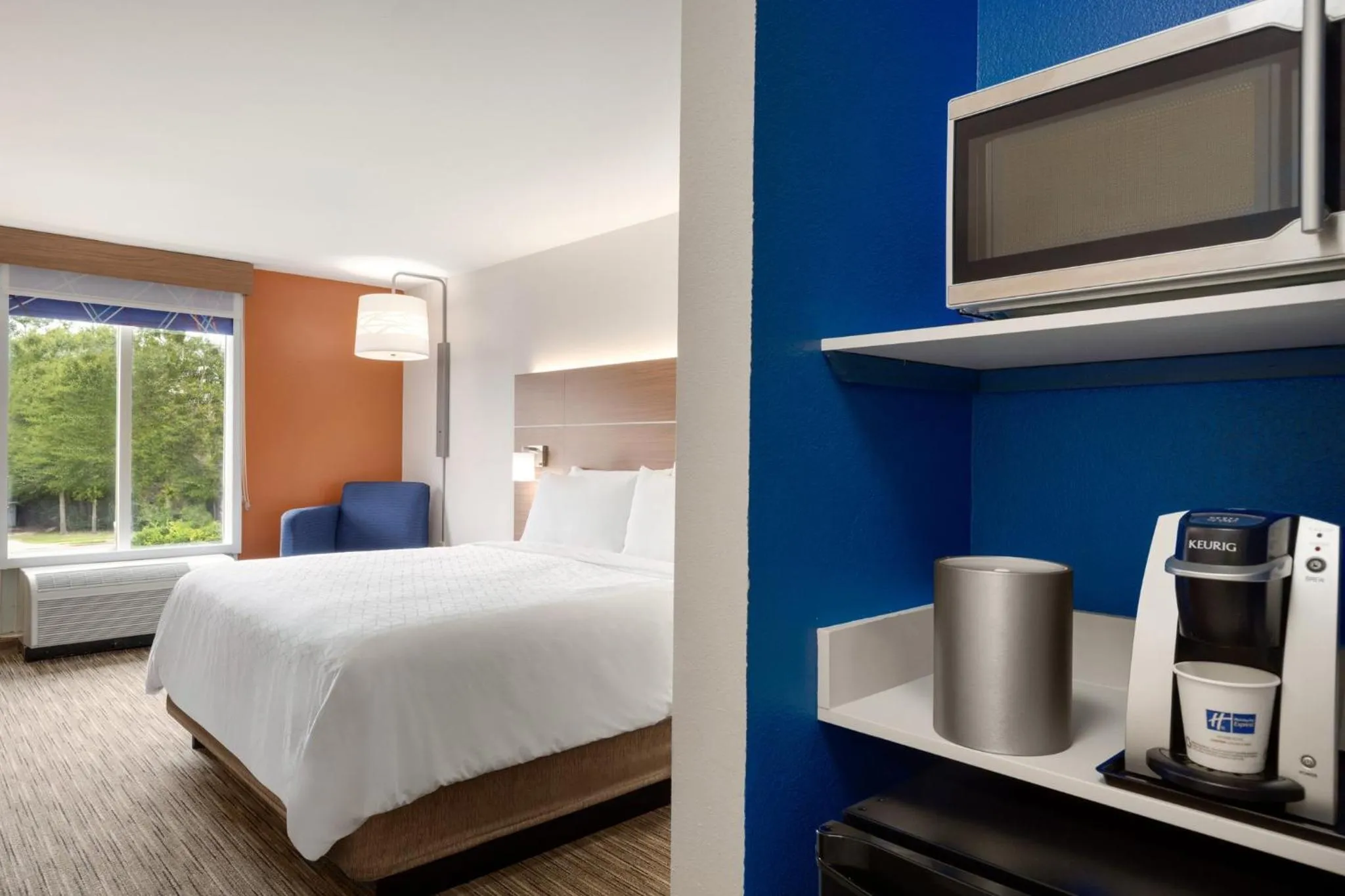 Photo of the whole room, Bed in Holiday Inn Express Hotel & Suites Opelika Auburn by IHG