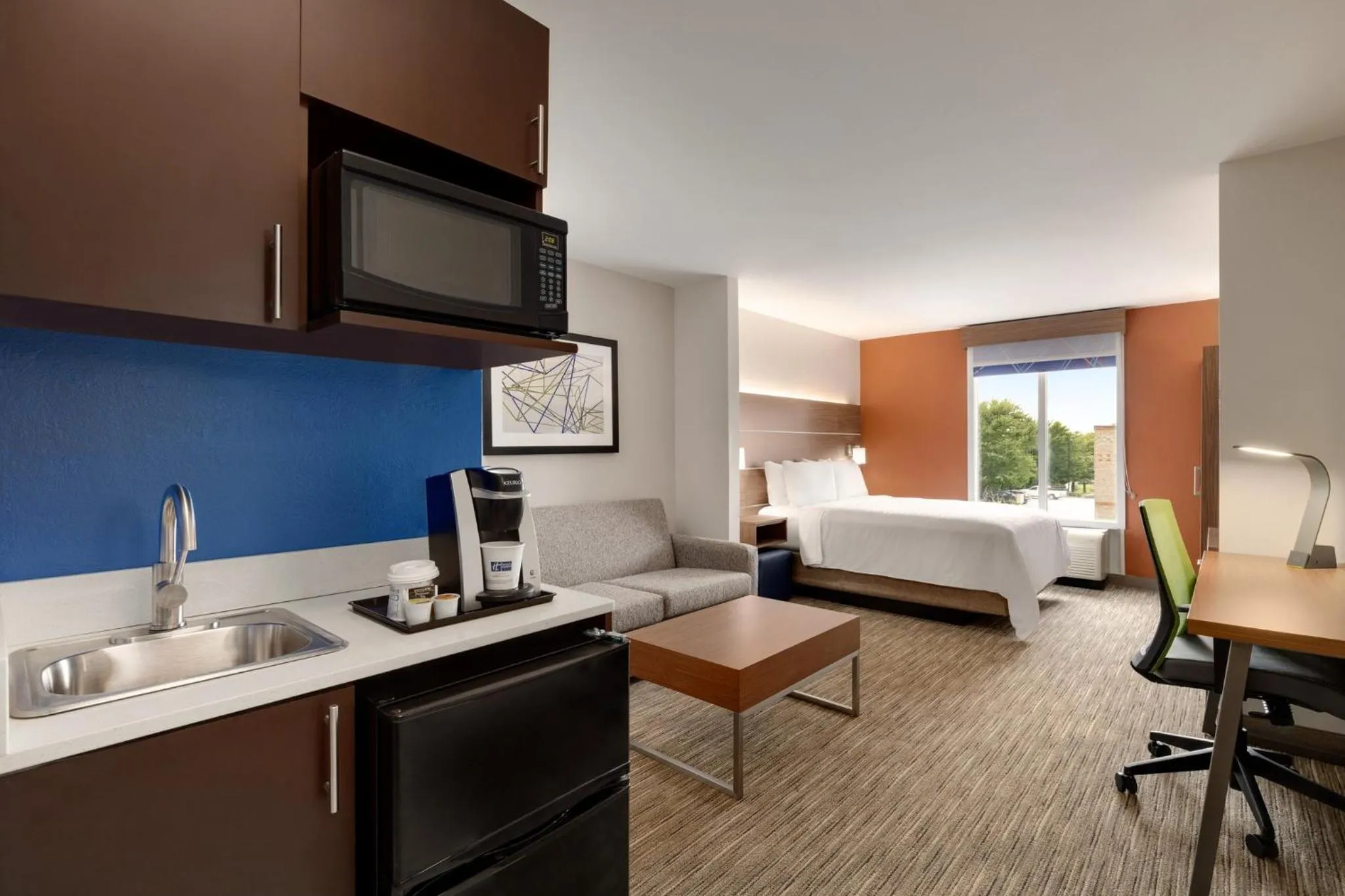 Photo of the whole room, Bed in Holiday Inn Express Hotel & Suites Opelika Auburn by IHG