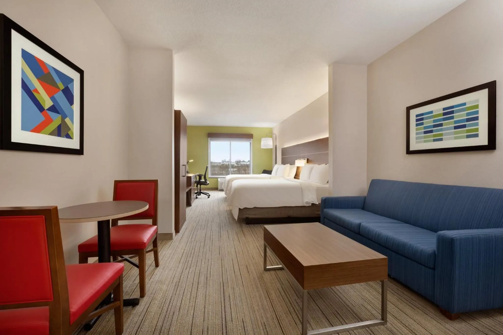 Photo of the whole room, Bed in Holiday Inn Express Hotel & Suites Opelika Auburn by IHG