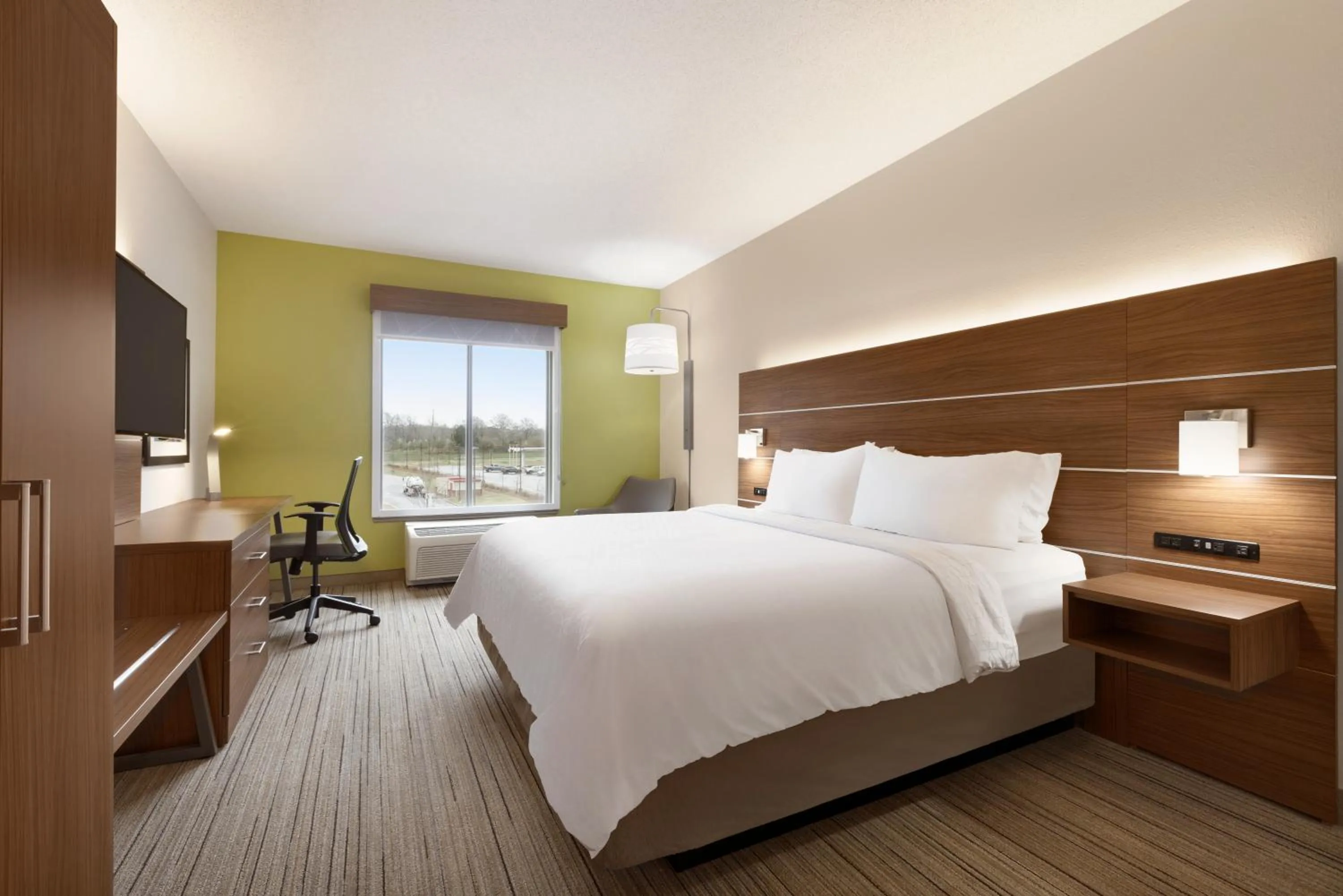 Bed in Holiday Inn Express Hotel & Suites Opelika Auburn by IHG