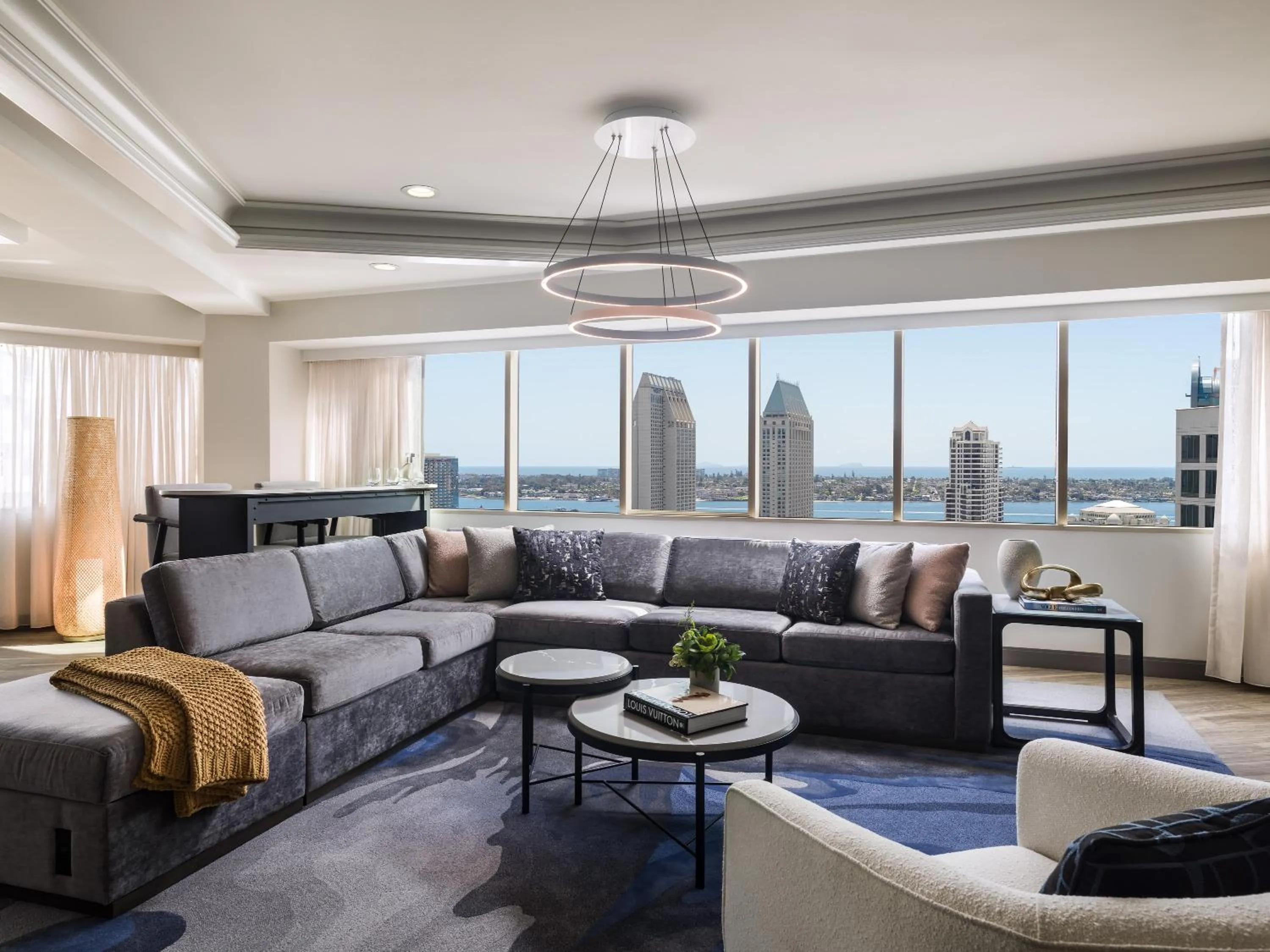 Living room in The Westin San Diego Bayview