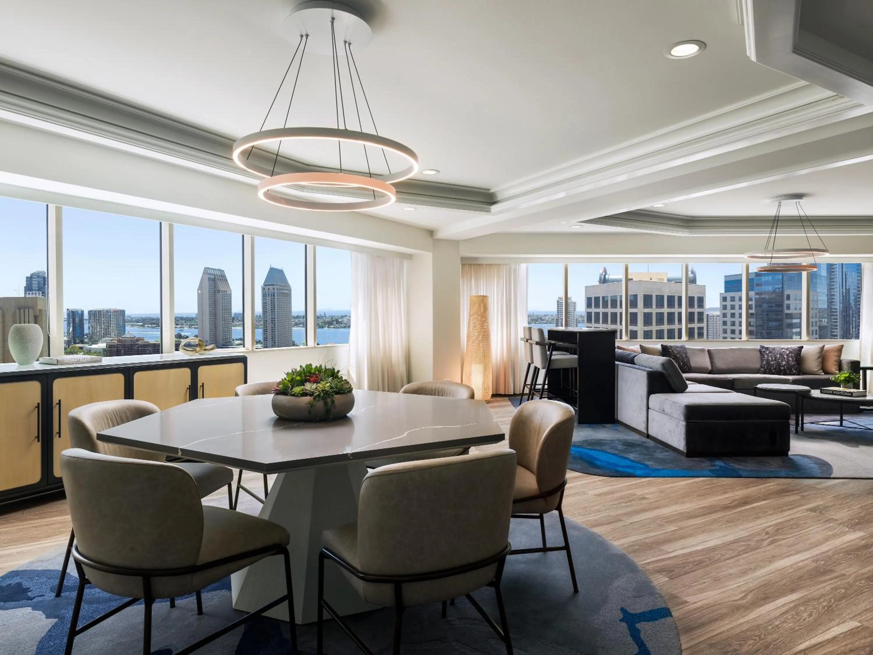 Living room in The Westin San Diego Bayview