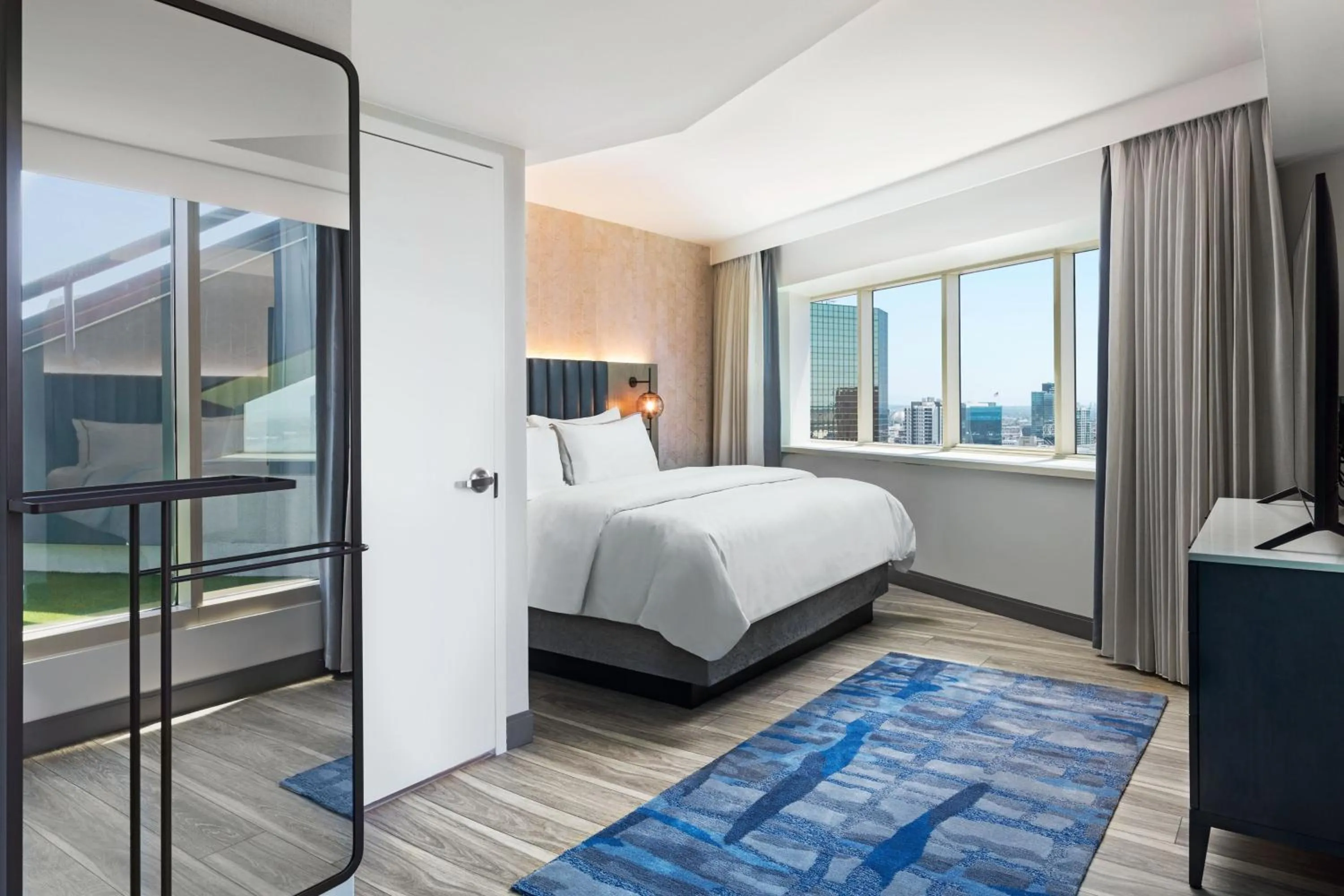 Photo of the whole room, Bed in The Westin San Diego Bayview