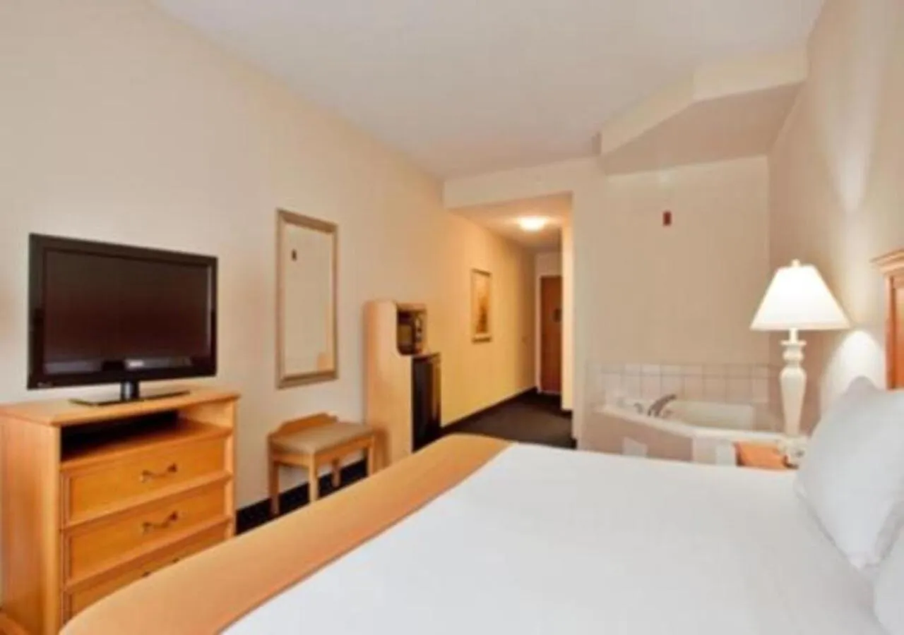 Bed in Holiday Inn Express Ashland by IHG