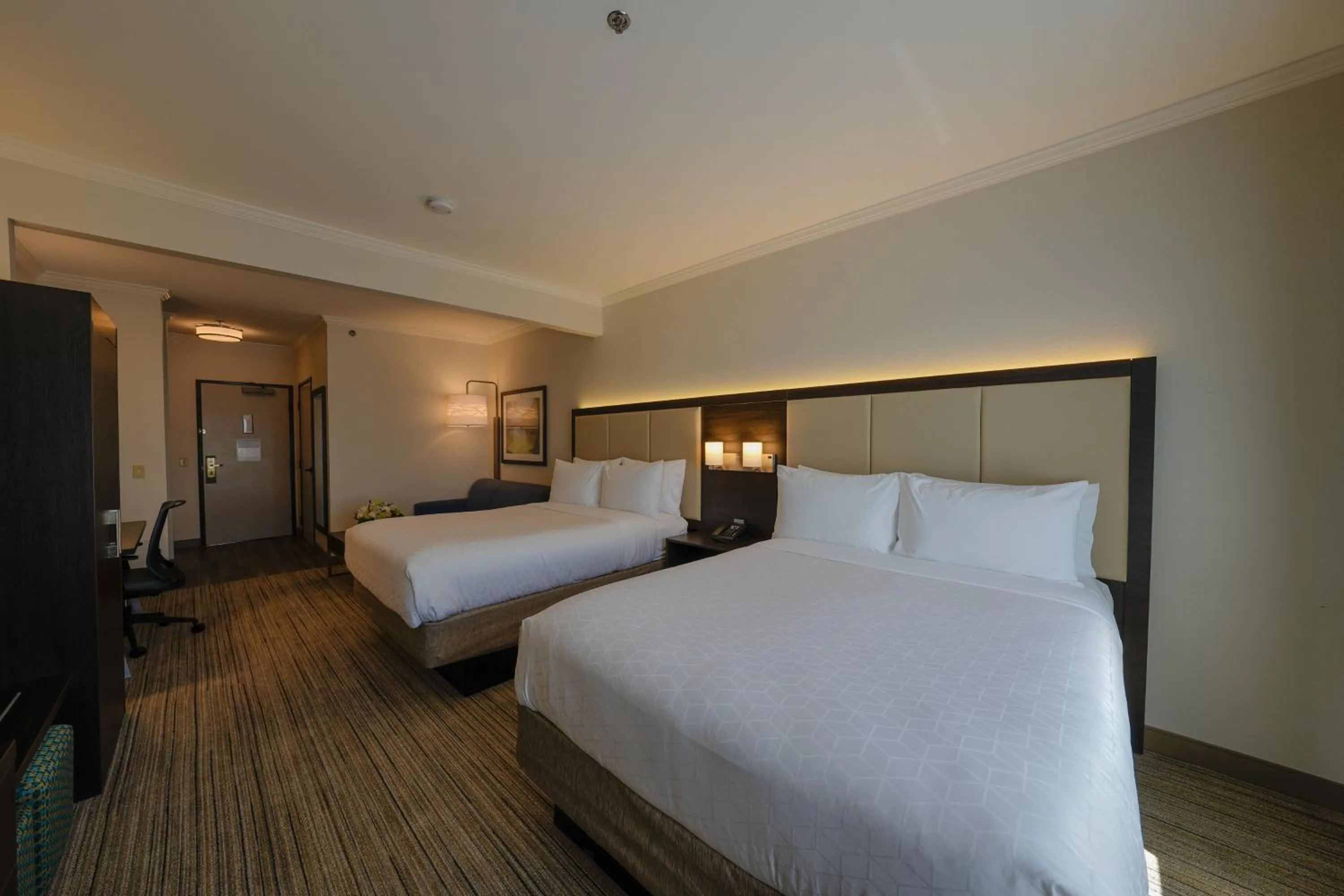 Photo of the whole room, Bed in Holiday Inn Express & Suites Santa Clara - Silicon Valley by IHG