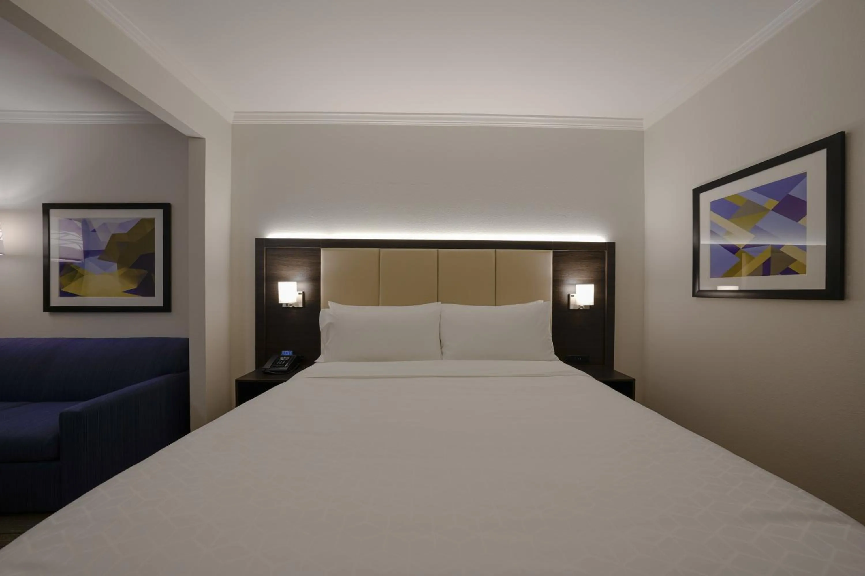 Photo of the whole room, Bed in Holiday Inn Express & Suites Santa Clara - Silicon Valley by IHG