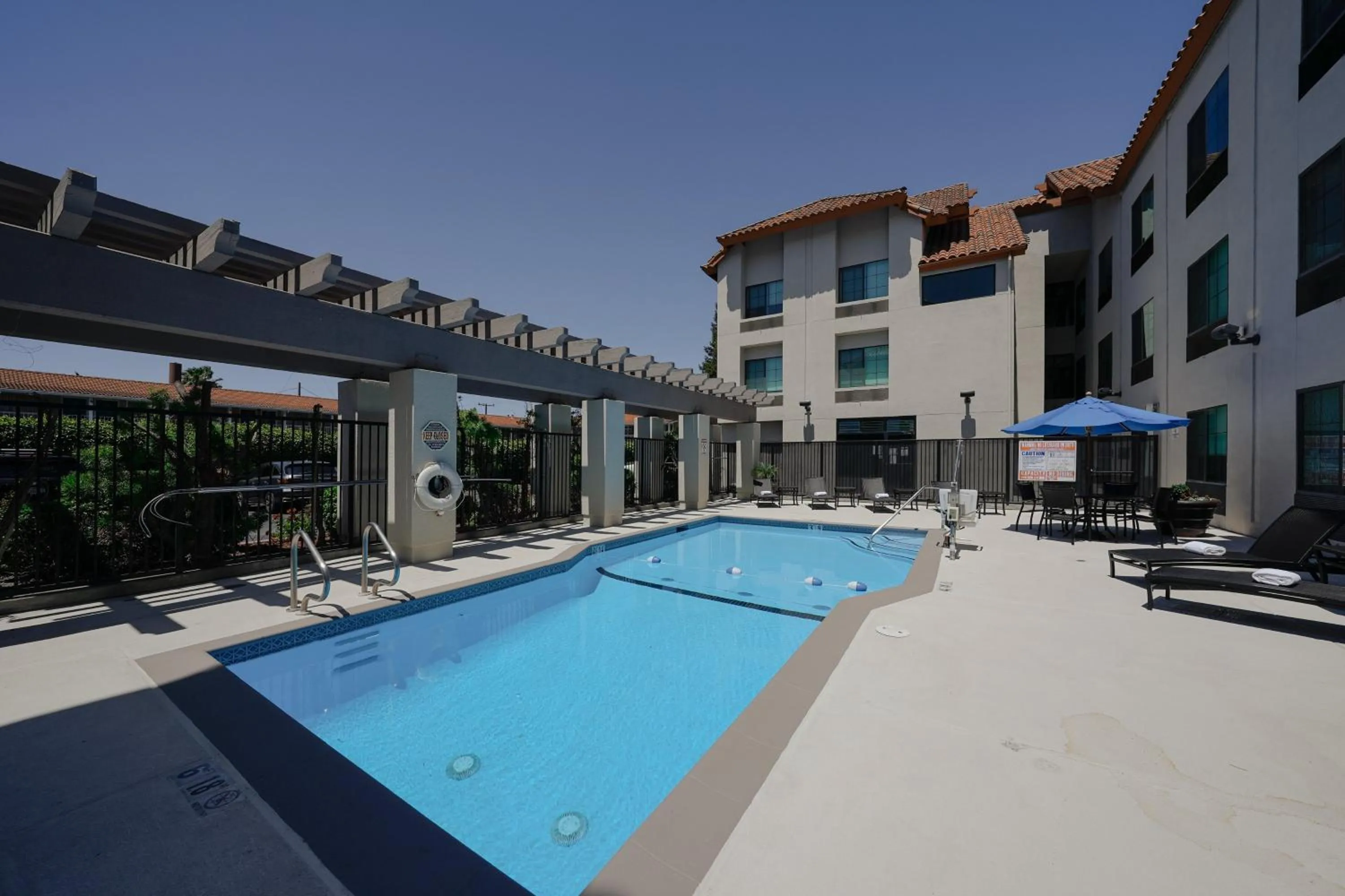 Swimming pool in Holiday Inn Express & Suites Santa Clara - Silicon Valley by IHG