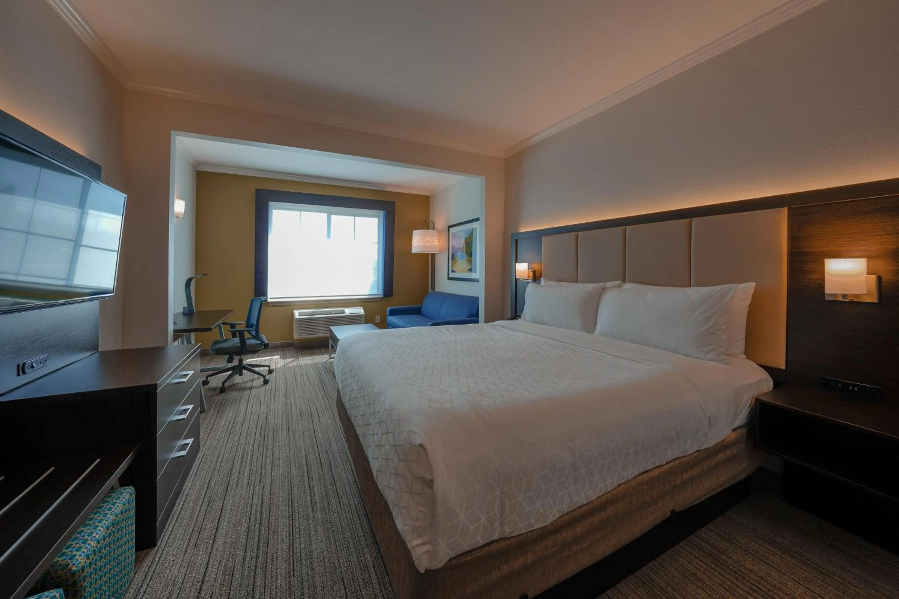 Photo of the whole room, Bed in Holiday Inn Express & Suites Santa Clara - Silicon Valley by IHG