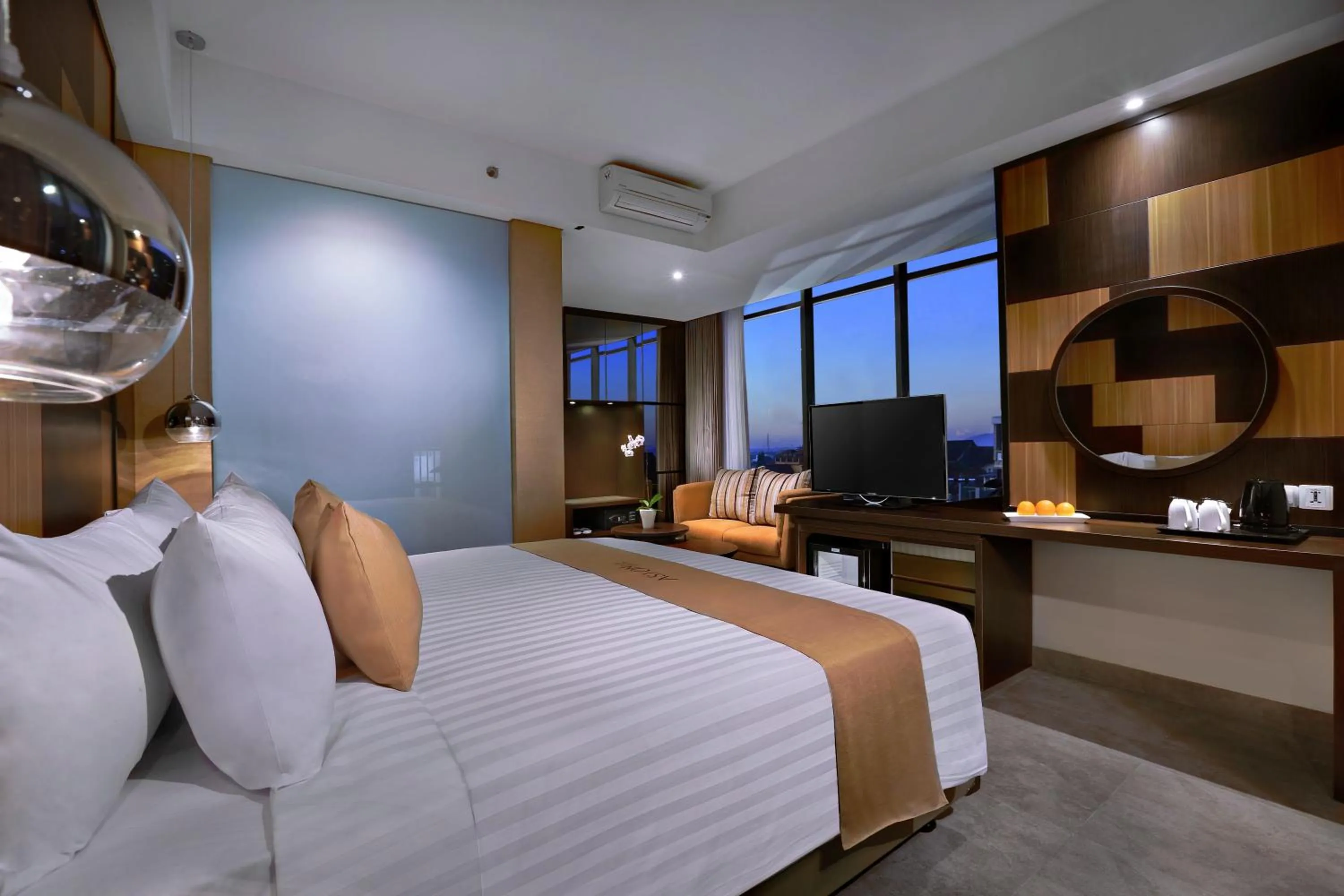 Bedroom, Bed in Aston Inn Mataram