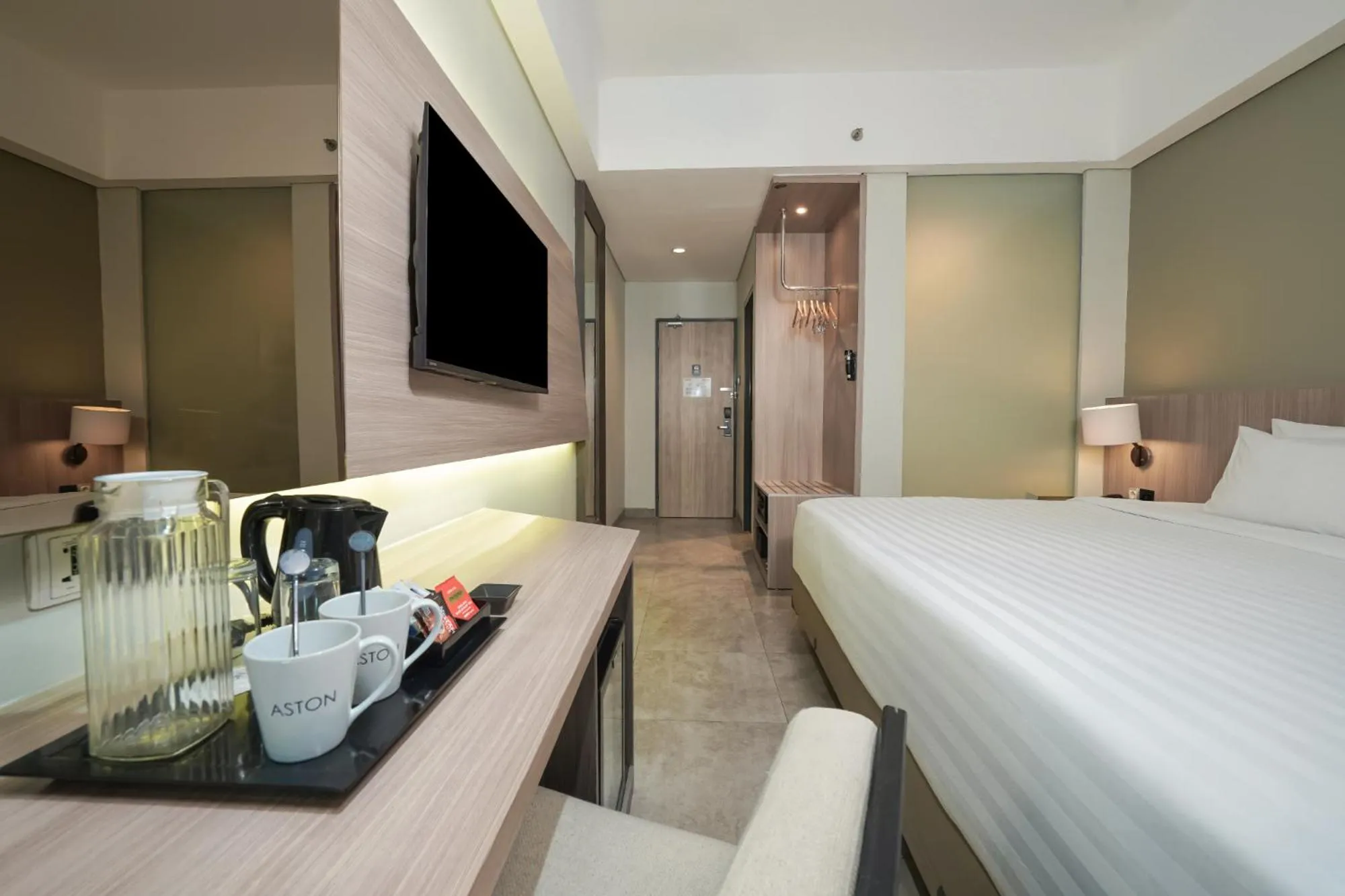 Bedroom, Bed in Aston Inn Mataram