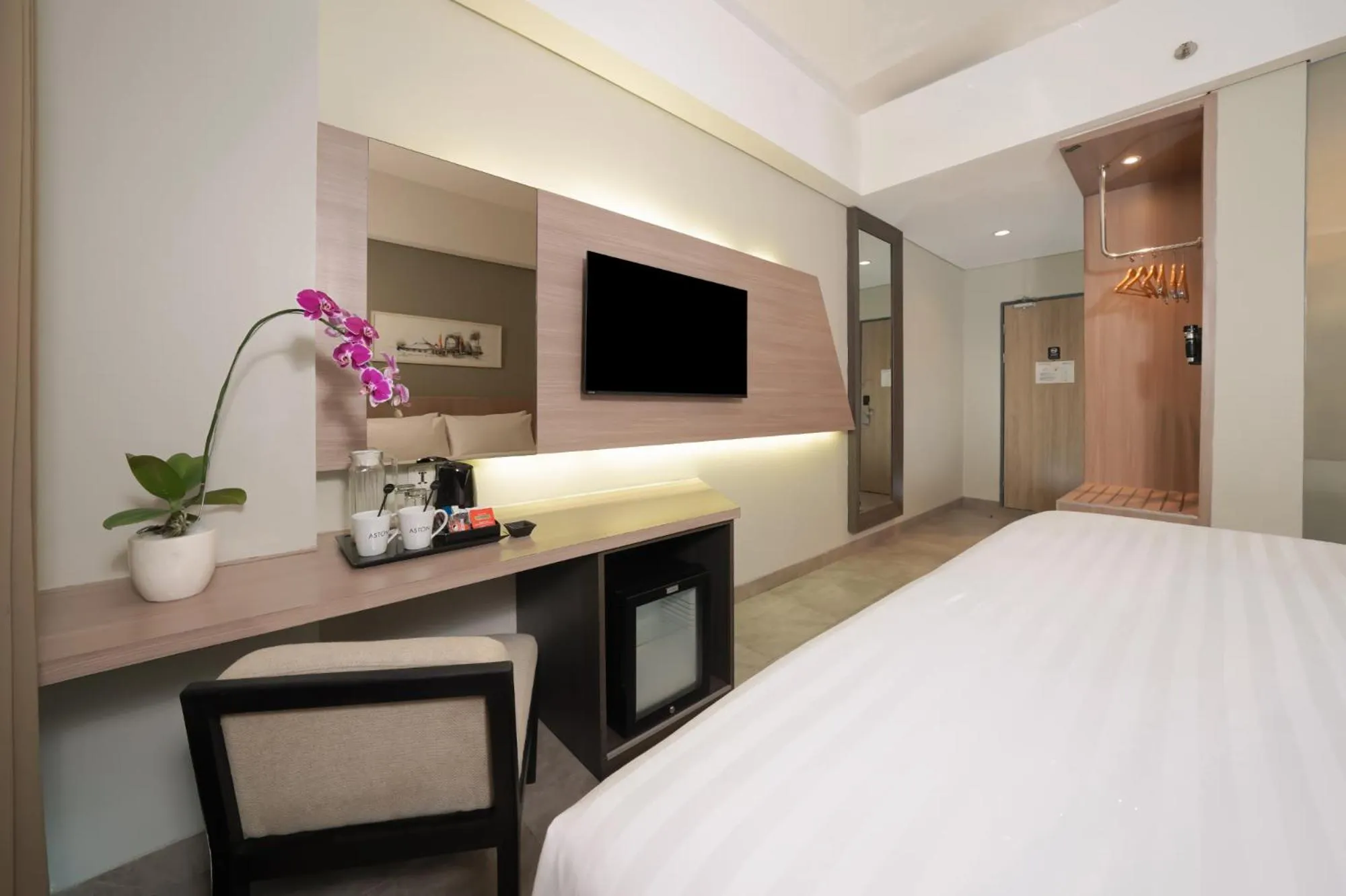 Bedroom, Bed in Aston Inn Mataram