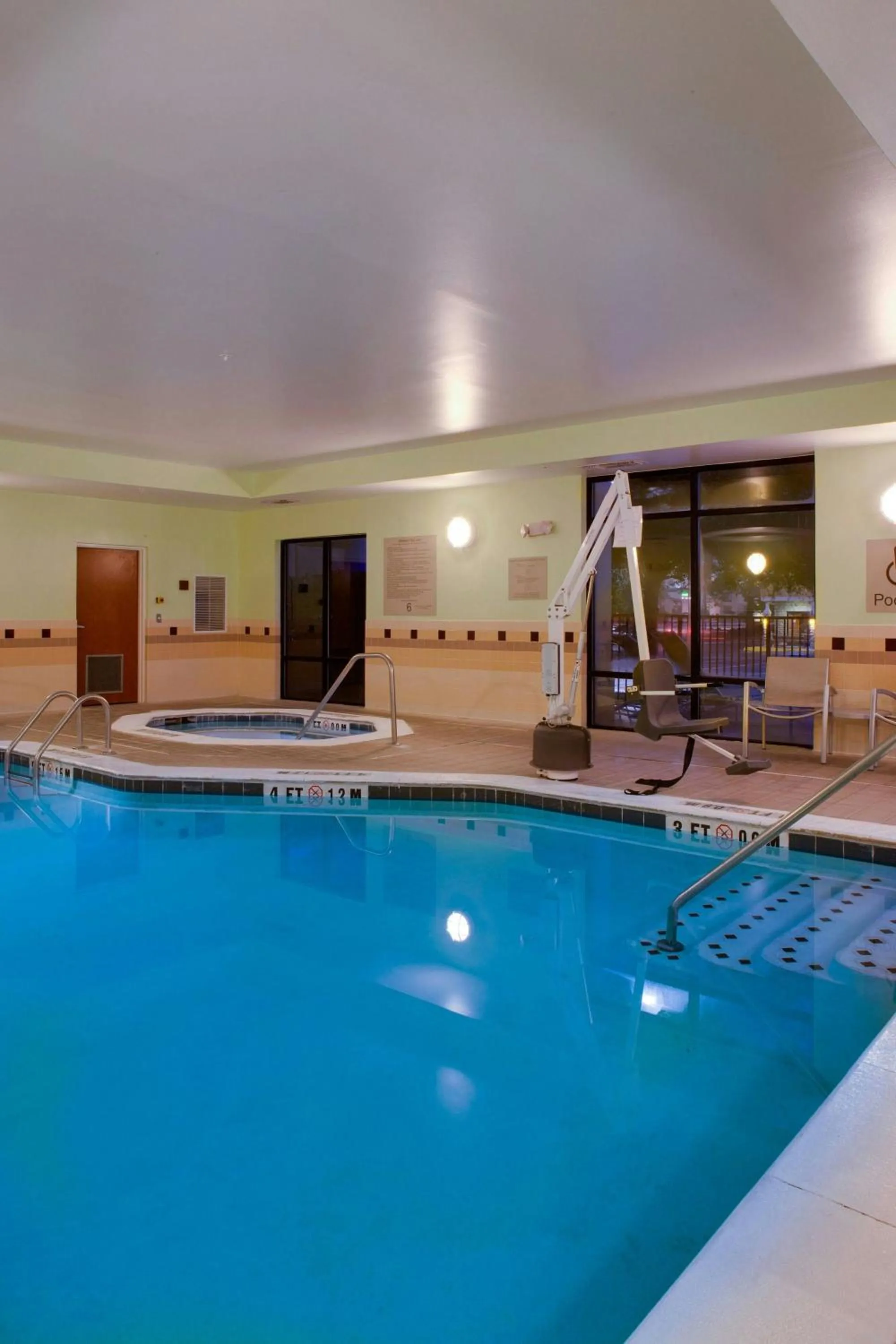 Swimming pool in SpringHill Suites by Marriott Savannah I-95 South