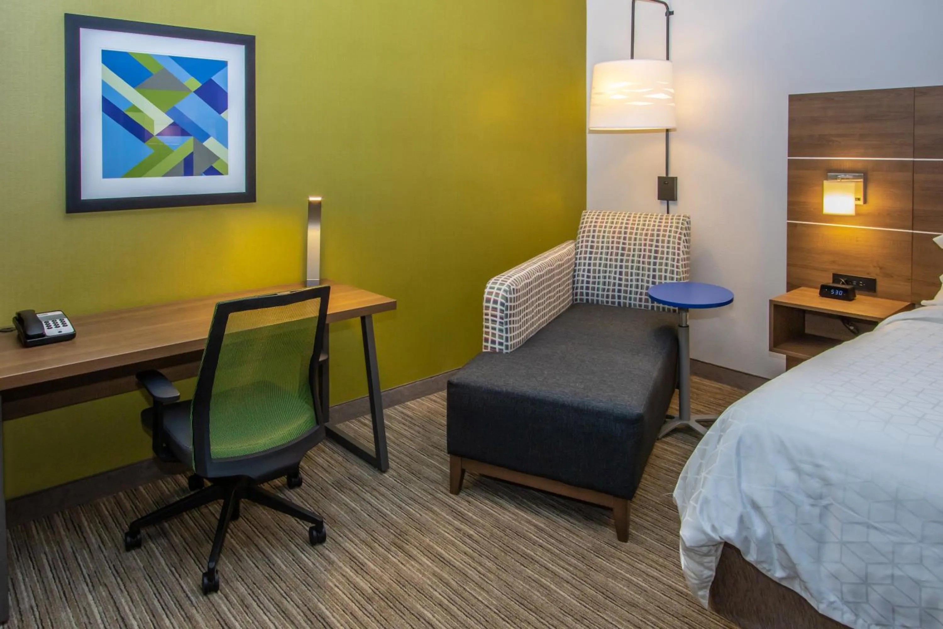 Photo of the whole room, Bed in Holiday Inn Express Hotel & Suites Roseville - Galleria Area by IHG