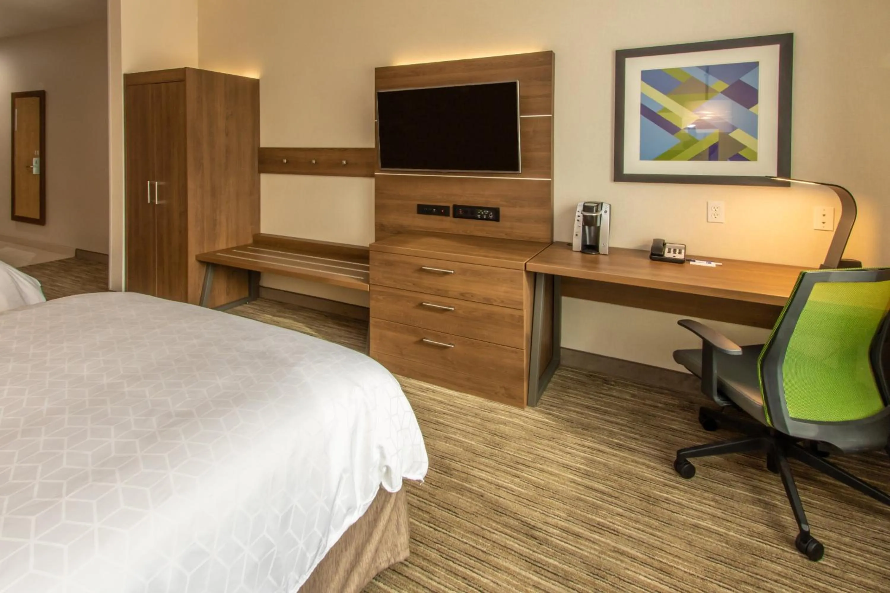 Photo of the whole room, Bed in Holiday Inn Express Hotel & Suites Roseville - Galleria Area by IHG