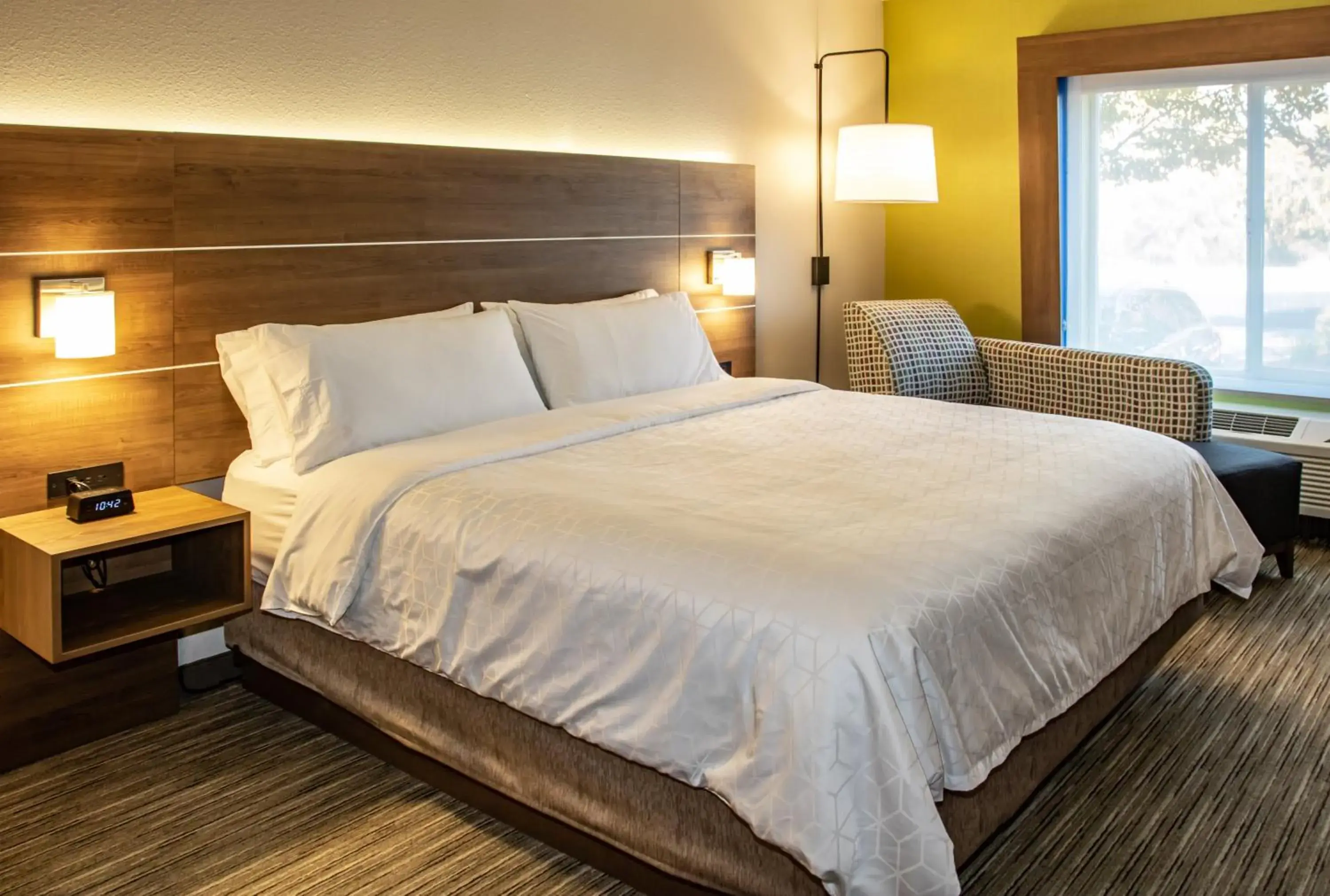 Superior King Room in Holiday Inn Express Hotel & Suites Roseville - Galleria Area by IHG Superior King Room in Holiday Inn Express Hotel & Suites Roseville - Galleria Area by IHG