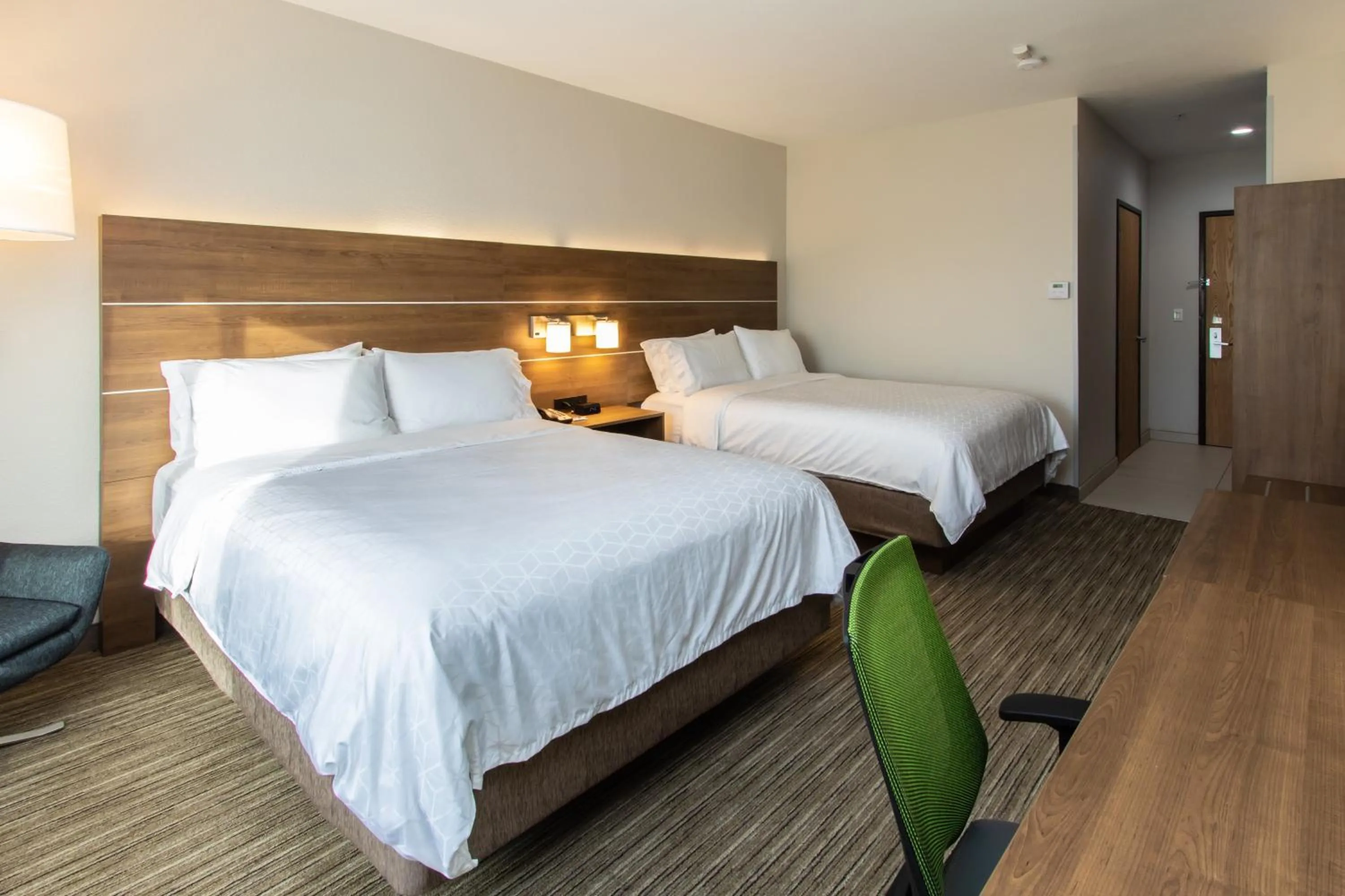Photo of the whole room, Bed in Holiday Inn Express Hotel & Suites Roseville - Galleria Area by IHG