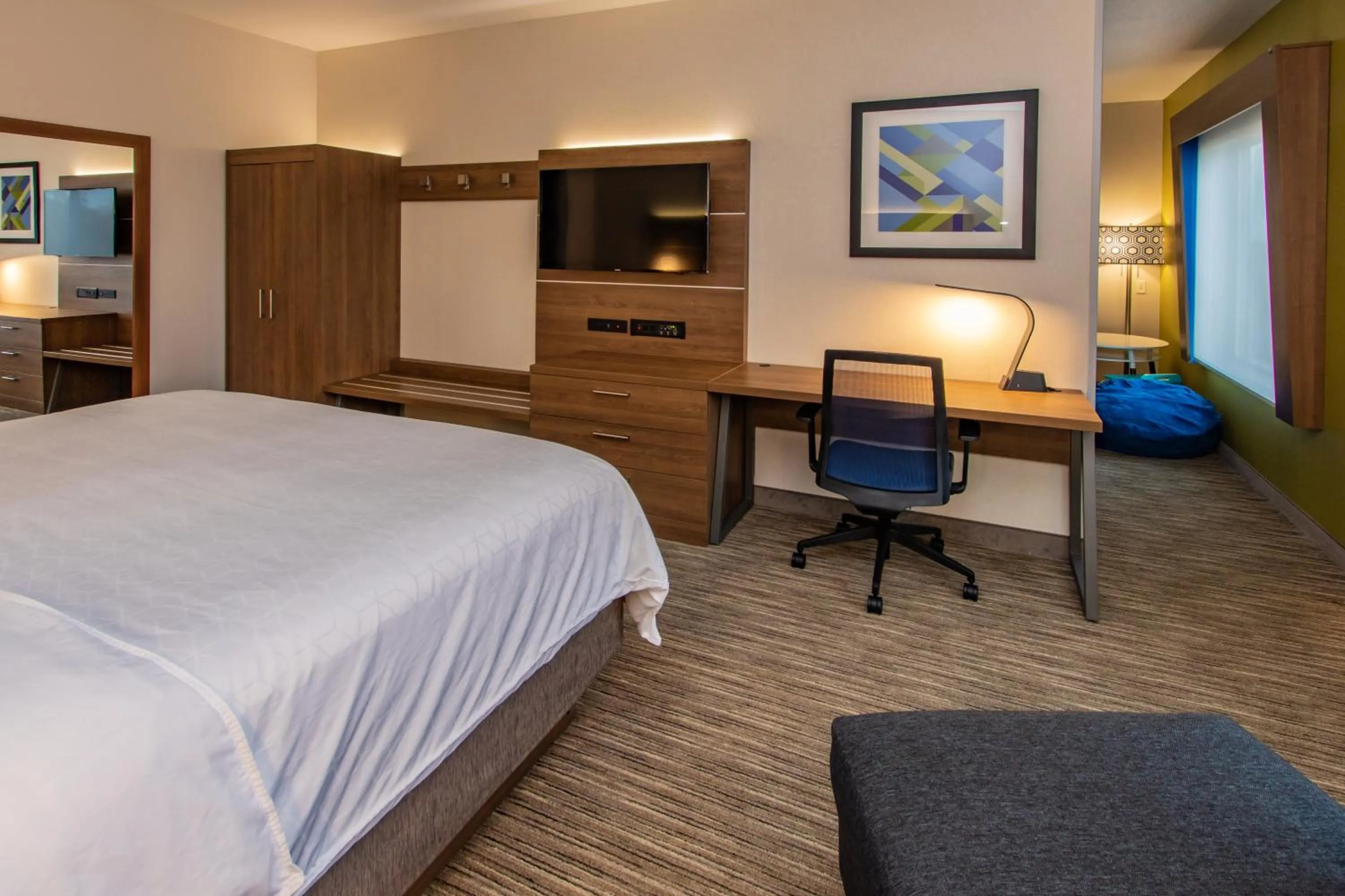 Photo of the whole room, Bed in Holiday Inn Express Hotel & Suites Roseville - Galleria Area by IHG