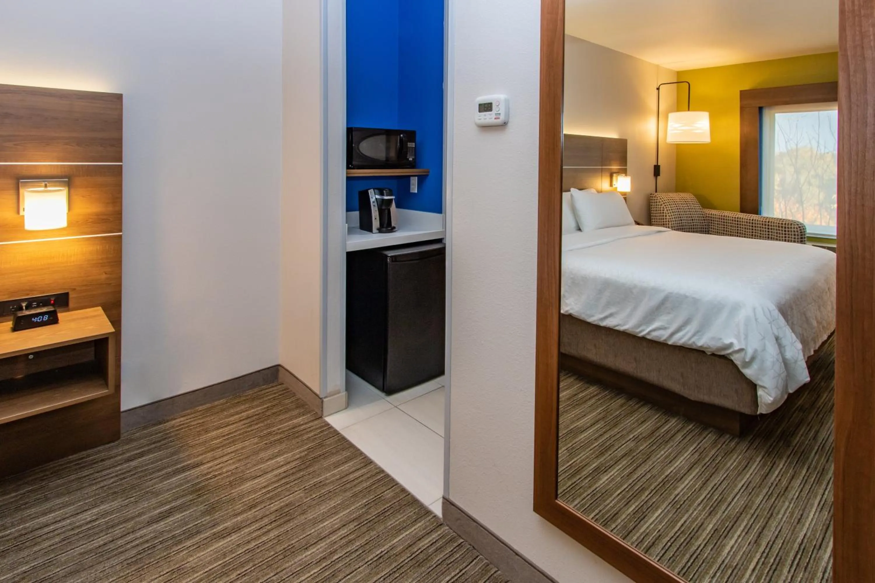 Photo of the whole room, Bed in Holiday Inn Express Hotel & Suites Roseville - Galleria Area by IHG